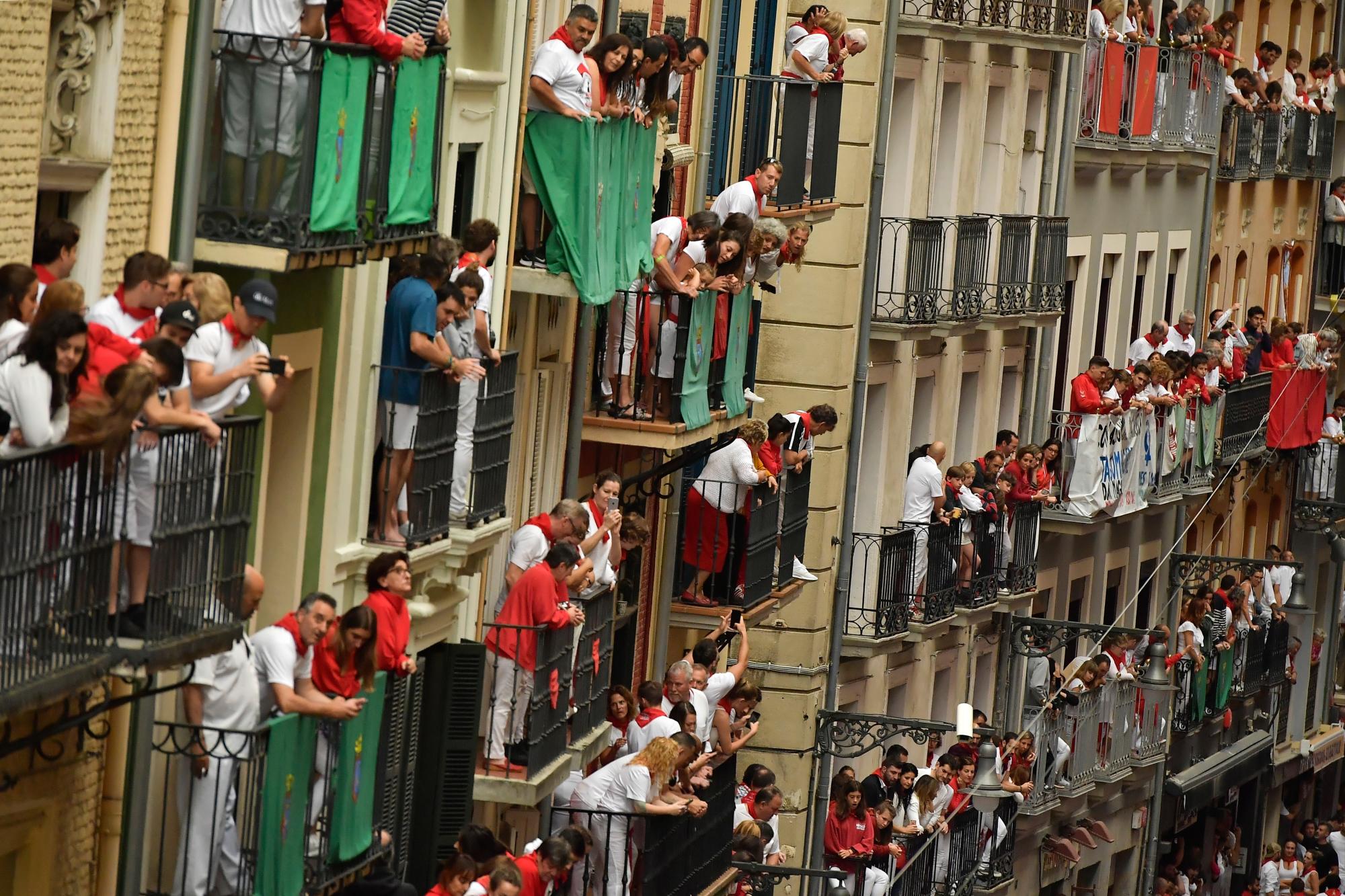 La gente en los balcones espera el inicio de la corrida de toros en el Festival de San Fermín en Pamplona, norte de España, el martes 9 de julio de 2019. Cada año, personas de todo el mundo acuden a Pamplona para participar en los ocho días del corrida de toros. 