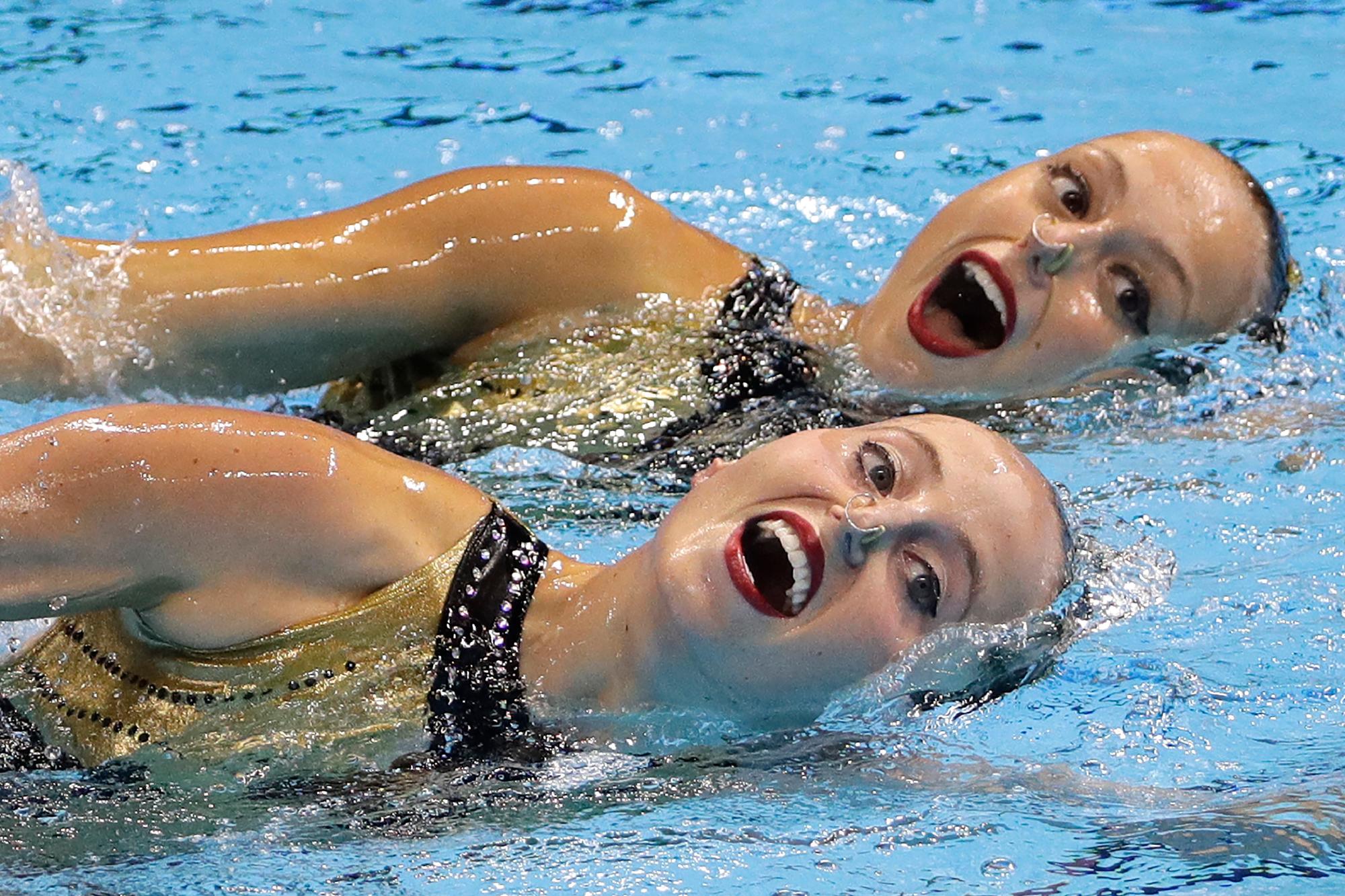 Paula Ramírez y Sara Saldana López de España compiten en los preliminares de natación técnica artística de dúo en el Campeonato Mundial de Natación en Gwangju, Corea del Sur, viernes 12 de julio de 2019. 