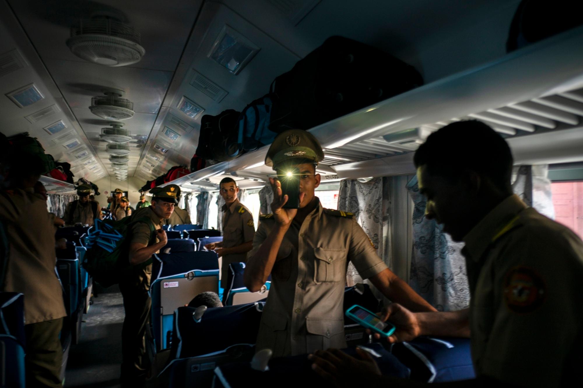Los cadetes abordan el primer tren con nuevo equipo de China, en La Habana, Cuba, sábado 13 de julio de 2019. El primer tren con nuevo equipo de China salió de La Habana el sábado, transportando pasajeros en el inicio de un recorrido de 915 kilómetros (516- milla) viaje hacia el extremo este de la isla mientras el gobierno trata de revisar el sistema ferroviario decrépito y de envejecimiento del país. 