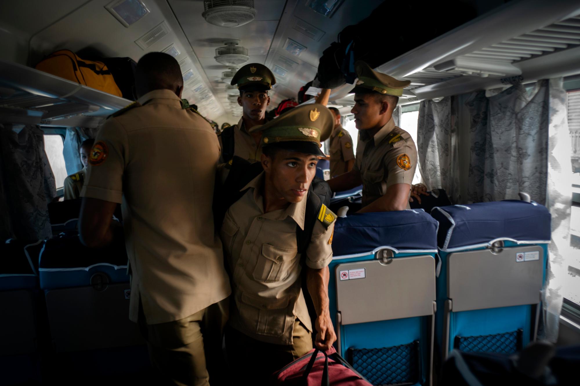 Los cadetes abordan el primer tren con nuevo equipo de China, en La Habana, Cuba, sábado 13 de julio de 2019. El primer tren con nuevo equipo de China salió de La Habana el sábado, transportando pasajeros en el inicio de un recorrido de 915 kilómetros (516- milla) viaje hacia el extremo este de la isla mientras el gobierno trata de revisar el sistema ferroviario decrépito y de envejecimiento del país. 