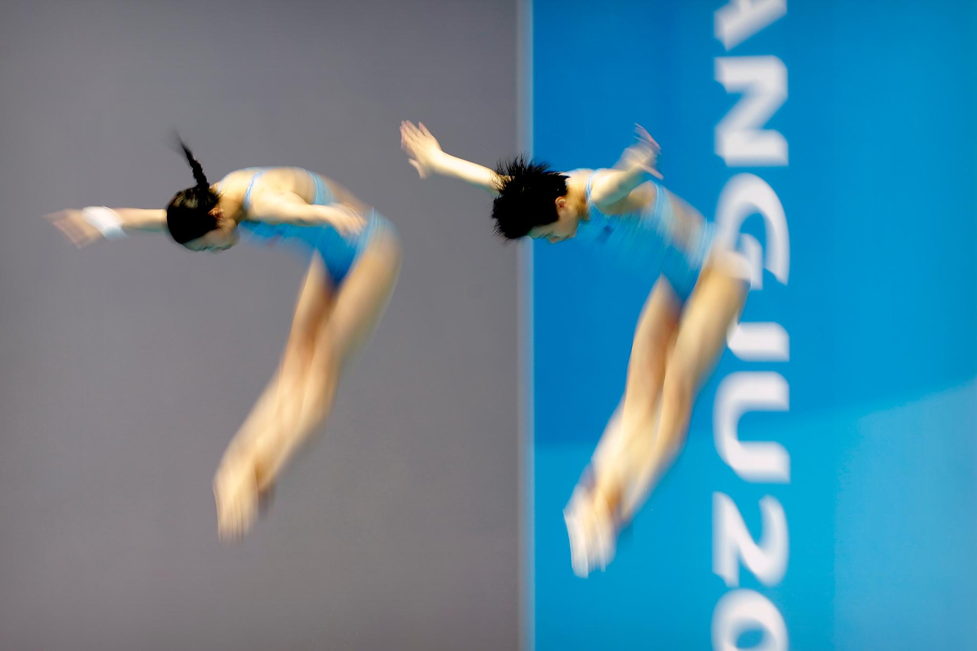 Shi Tingmao y Wang Han de China compiten en la prueba preliminar de la competencia final femenina de salto de trampolín sincronizado de 3 metros en el Campeonato Mundial de Natación en Gwangju, Corea del Sur, el lunes 15 de julio de 2019. 
