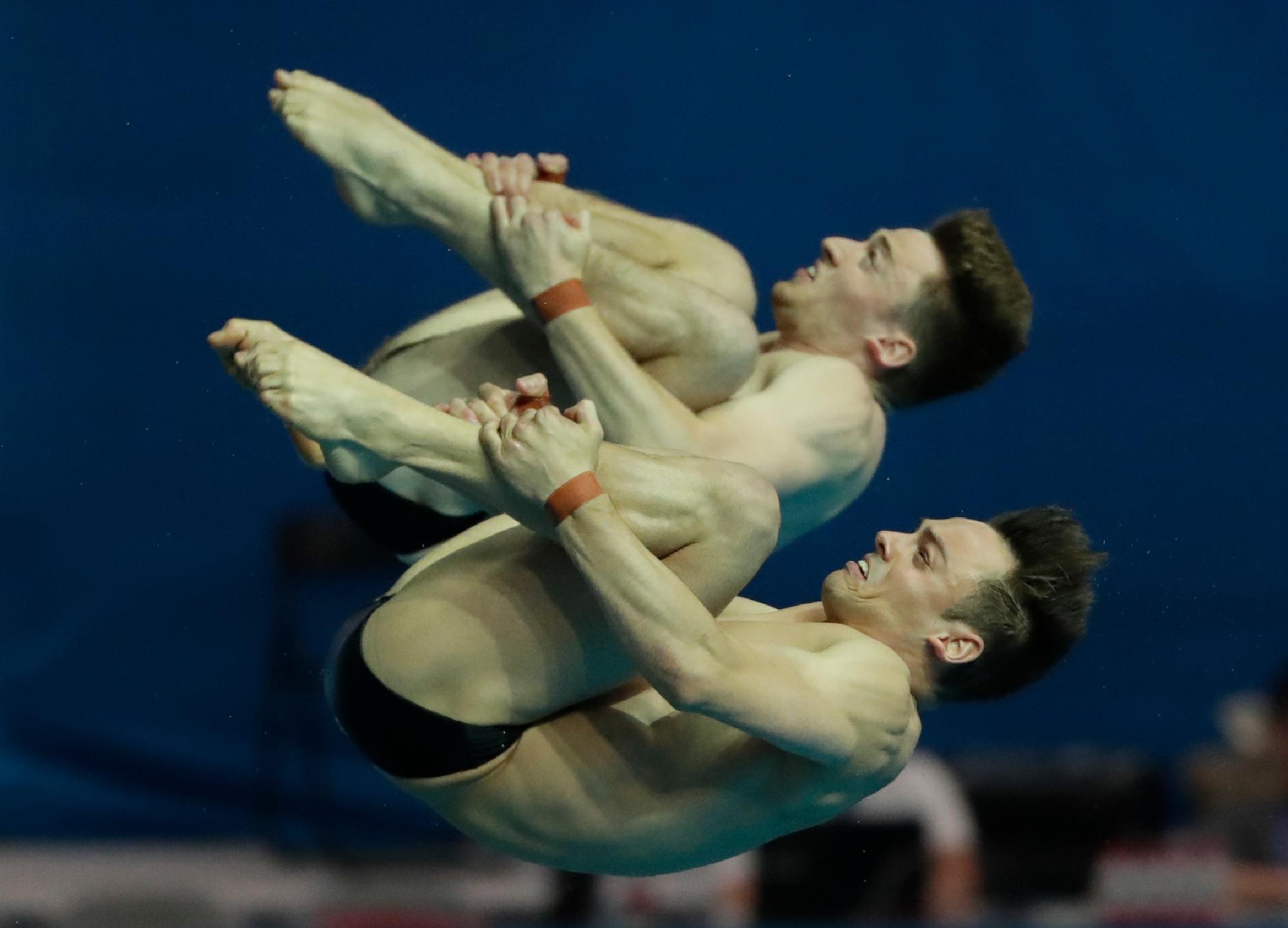 Thomas Daley y Matthew Lee, de Gran Bretaña, compiten en las competiciones de plataforma sincronizada de 10 m masculinos en el Campeonato Mundial de Natación en Gwangju, Corea del Sur, el lunes 15 de julio de 2019. 
