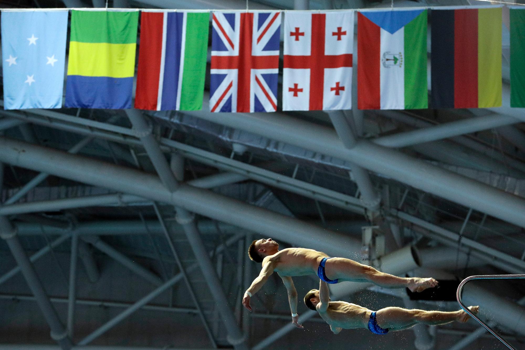  Aleksandr Bondar y Viktor Minibaev de Rusia compiten en la competencia preliminar de 10 metros de plataforma sincronizada de buceo en el Campeonato Mundial de Natación en Gwangju, Corea del Sur, el lunes 15 de julio de 2019. 
