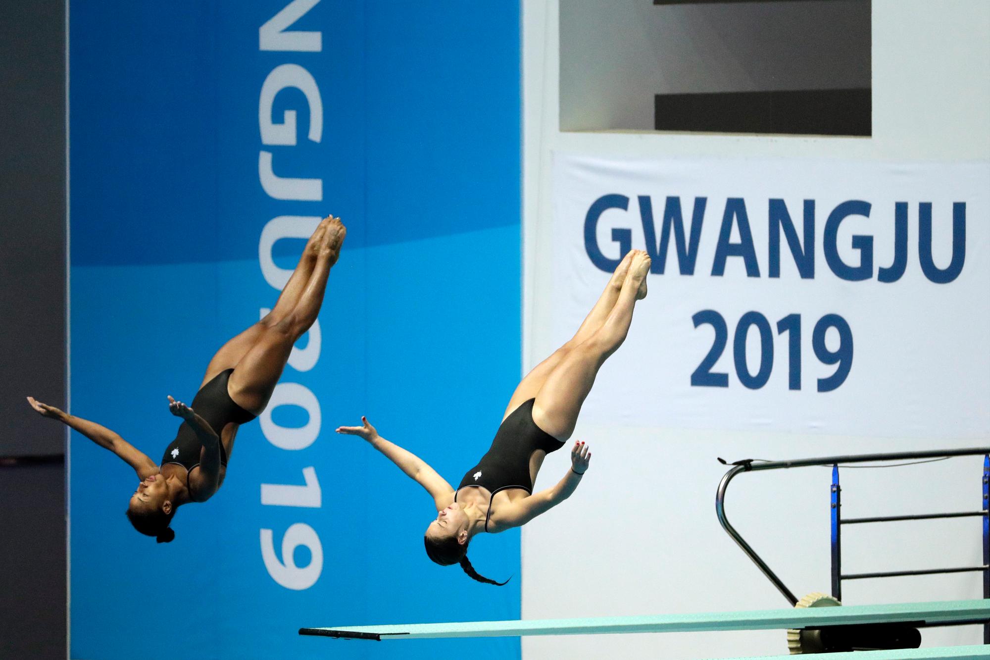 Jennifer Abel y Melissa Citrini Beaulieu de Canadá compiten en las finales de la competencia de salto sincronizado de trampolín femenino de 3 metros en el Campeonato Mundial de Natación en Gwangju, Corea del Sur, el lunes 15 de julio de 2019. 