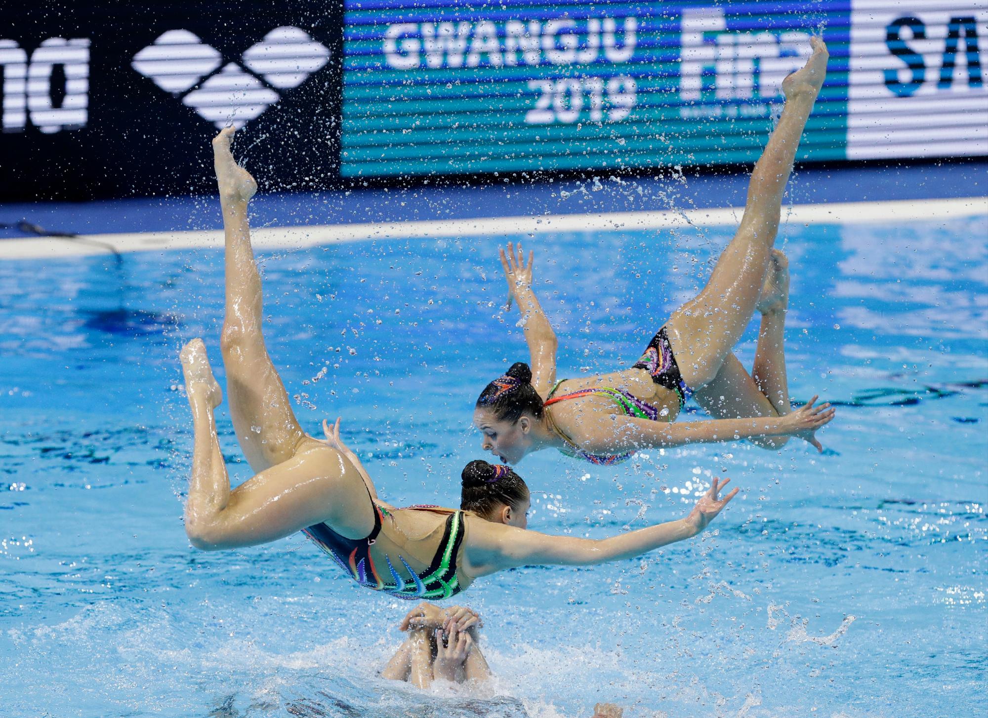 Ucrania compite en la final del equipo destacado en el Campeonato Mundial de Natación en Gwangju, Corea del Sur, el lunes 15 de julio de 2019. 
