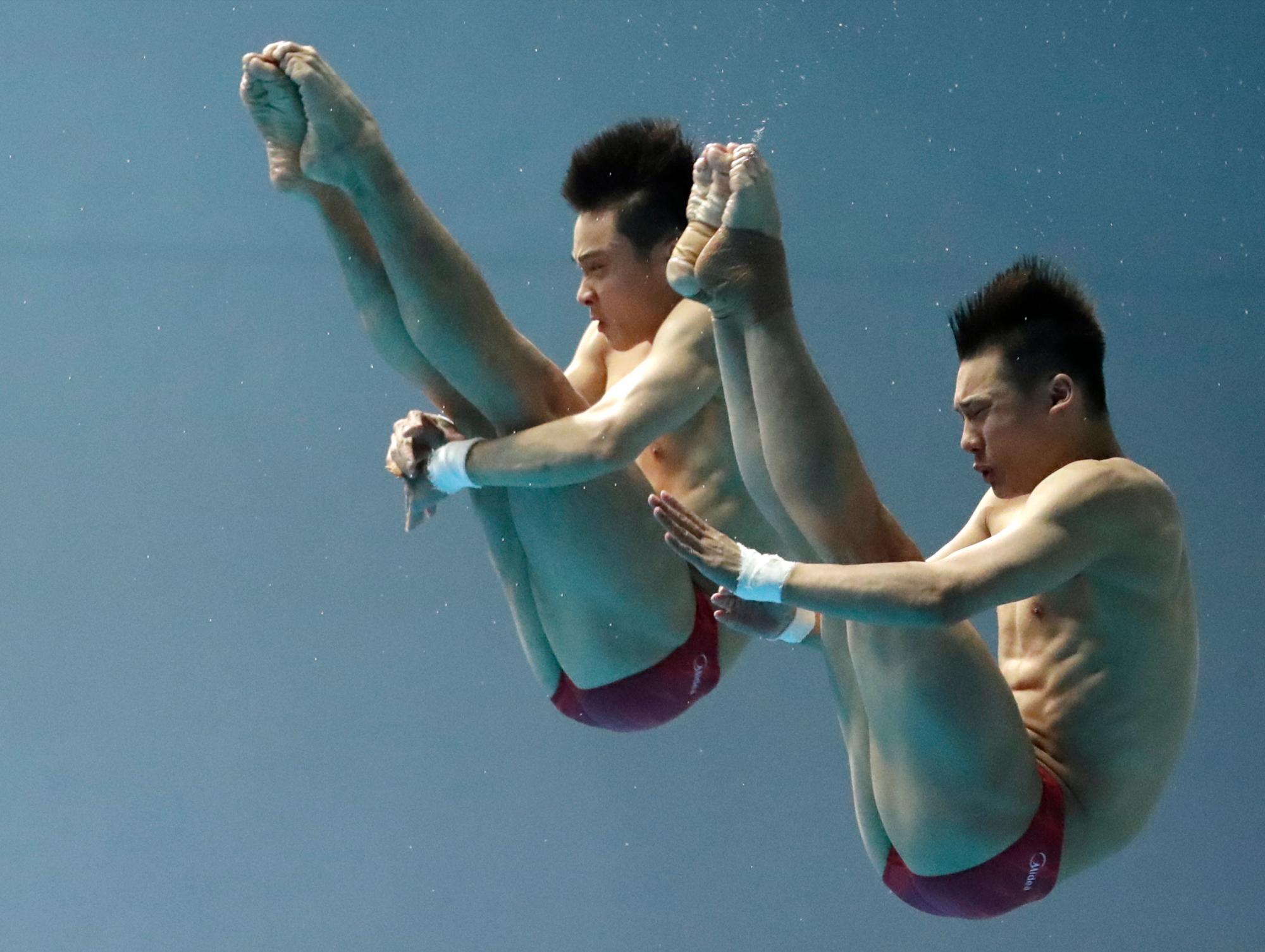 Cao Yuan y Chen Aisen de China compiten en la final de 10 metros de la plataforma de buceo sincronizado para hombres en el Campeonato Mundial de Natación en Gwangju, Corea del Sur, el lunes 15 de julio de 2019. 