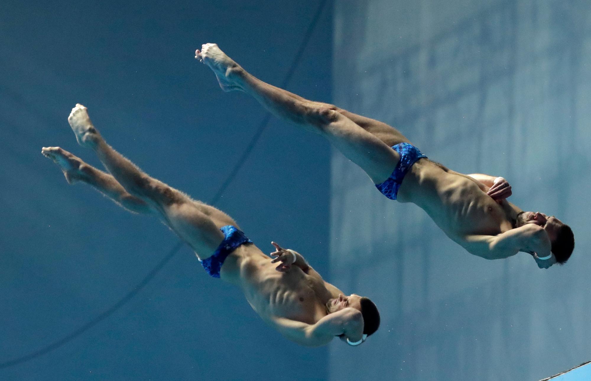 Aleksandr Bondar y Viktor Minibaev, de Rusia, compiten en la final de 10 metros de la plataforma de buceo sincronizado masculino en el Campeonato Mundial de Natación en Gwangju, Corea del Sur, el lunes 15 de julio de 2019. 