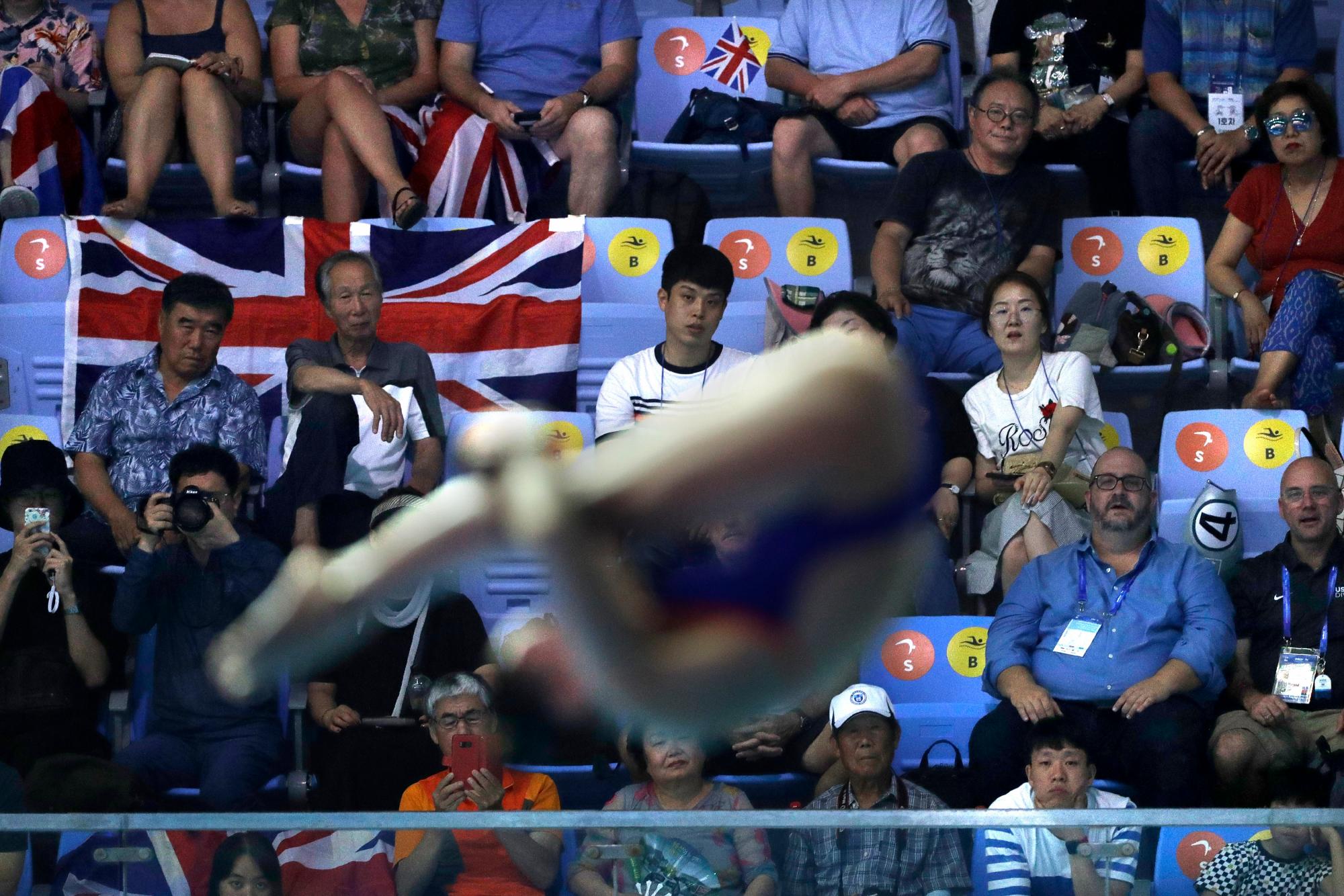 Los espectadores observan cómo Christina Wassen de Alemania compite en las semifinales del salto de plataforma de 10 metros femenino en el Campeonato Mundial de Natación en Gwangju, Corea del Sur, el martes 16 de julio de 2019. 