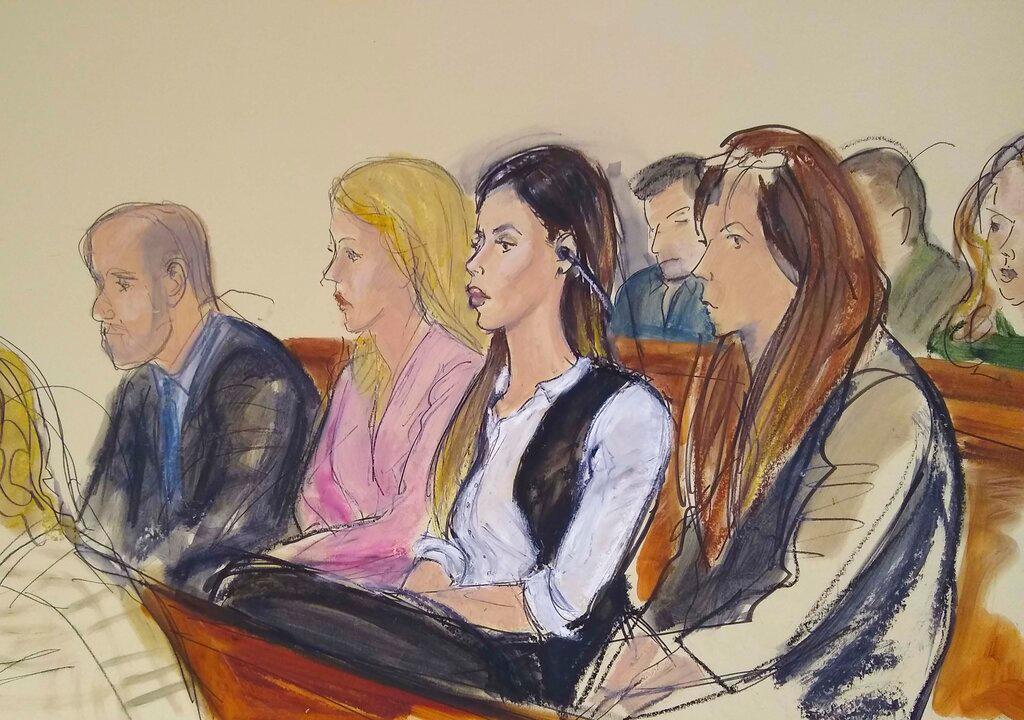 Este boceto de la corte muestra a Emma Cornel Aispuro, la segunda desde la derecha, mientras escucha durante la condena de su esposo, Joaquín Guzmán “El Chapo”, en la corte federal