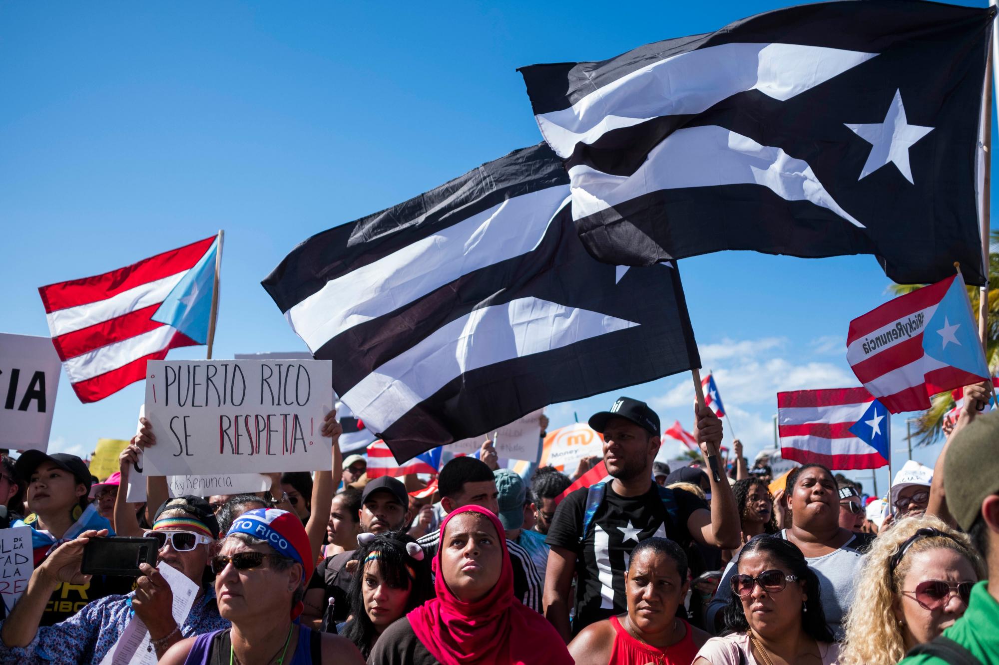 Los manifestantes marchan contra el gobernador Ricardo Rosselló, en San Juan, Puerto Rico, el miércoles 17 de julio de 2019.