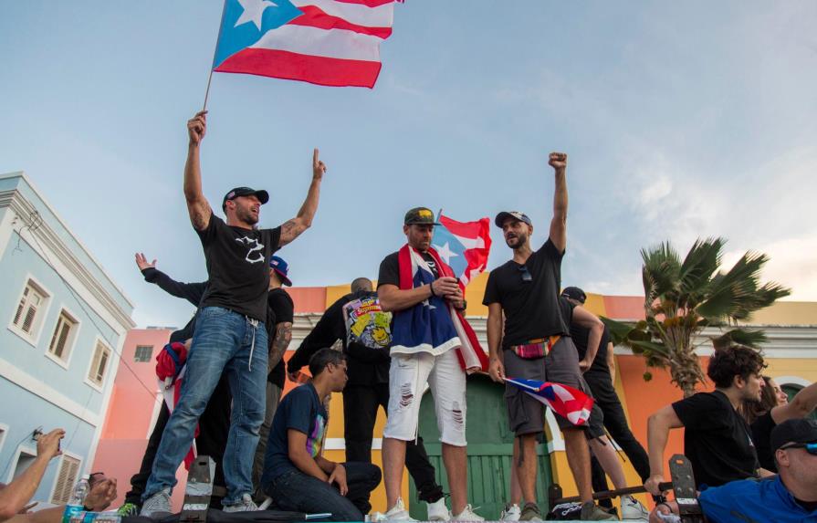 Violencia cede paso a la música en protestas en Puerto Rico