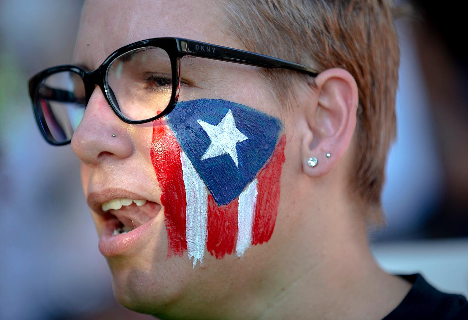 Una mujer entona una consigna mientras protesta contra el gobernador de Puerto Rico, Ricardo Rosselló, el miércoles 17 de julio de 2019, en Austin, Texas.