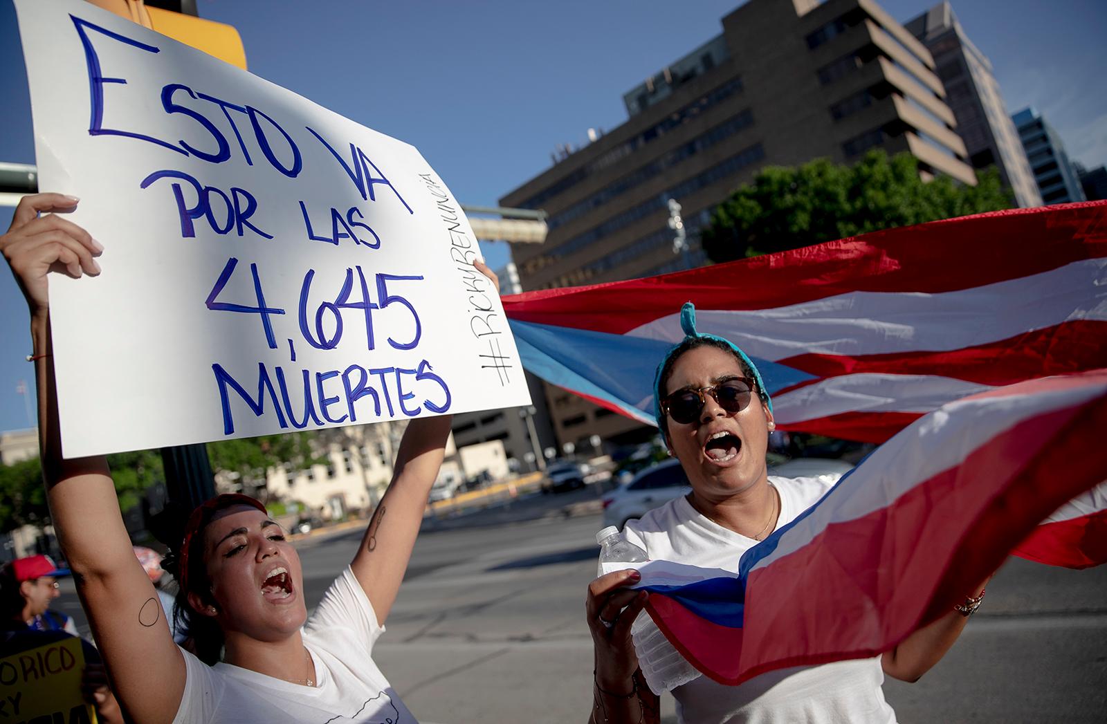 Rebecca Rivera, izquierda, y Yomaira Santana cantan contra el gobernador de Puerto Rico, Ricardo Rossello, el miércoles 17 de julio de 2019 en Austin, Texas.
