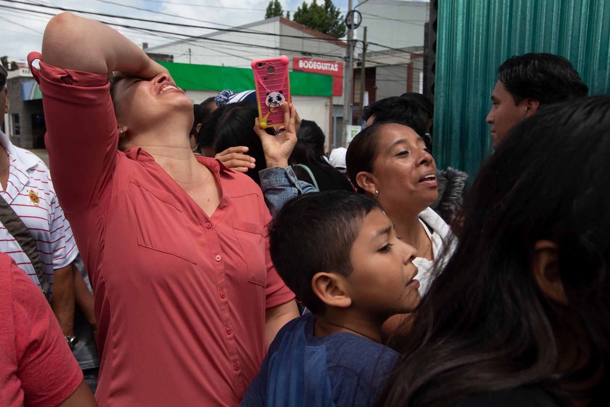 En esta fotografía del martes 16 de julio, miembros de una familia esperan afuera de una Base de la Fuerza Aérea en la Ciudad de Guatemala ante la llegada de parientes deportados de Estados Unidos. Casi 200 migrantes guatemaltecos fueron deportados el martes, el día que el gobierno del presidente Donald Trump tenía previsto poner en marcha un cambio drástico para poner fin a las protecciones de asilo para la mayoría de migrantes que viajen por otro país para llegar a Estados Unidos. 