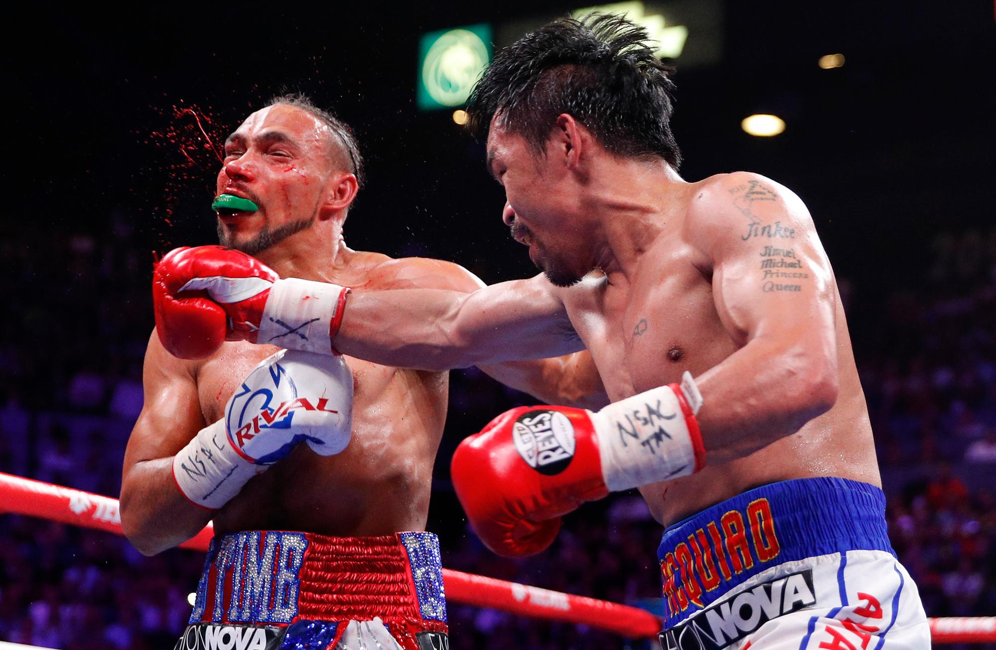 Manny Pacquiao, (derecha) y Keith Thurman