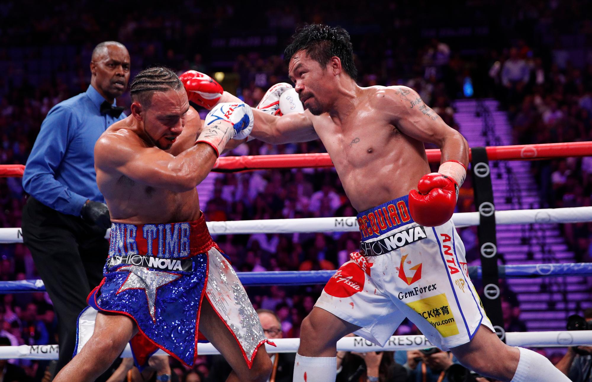 Manny Pacquiao, (derecha) y Keith Thurman