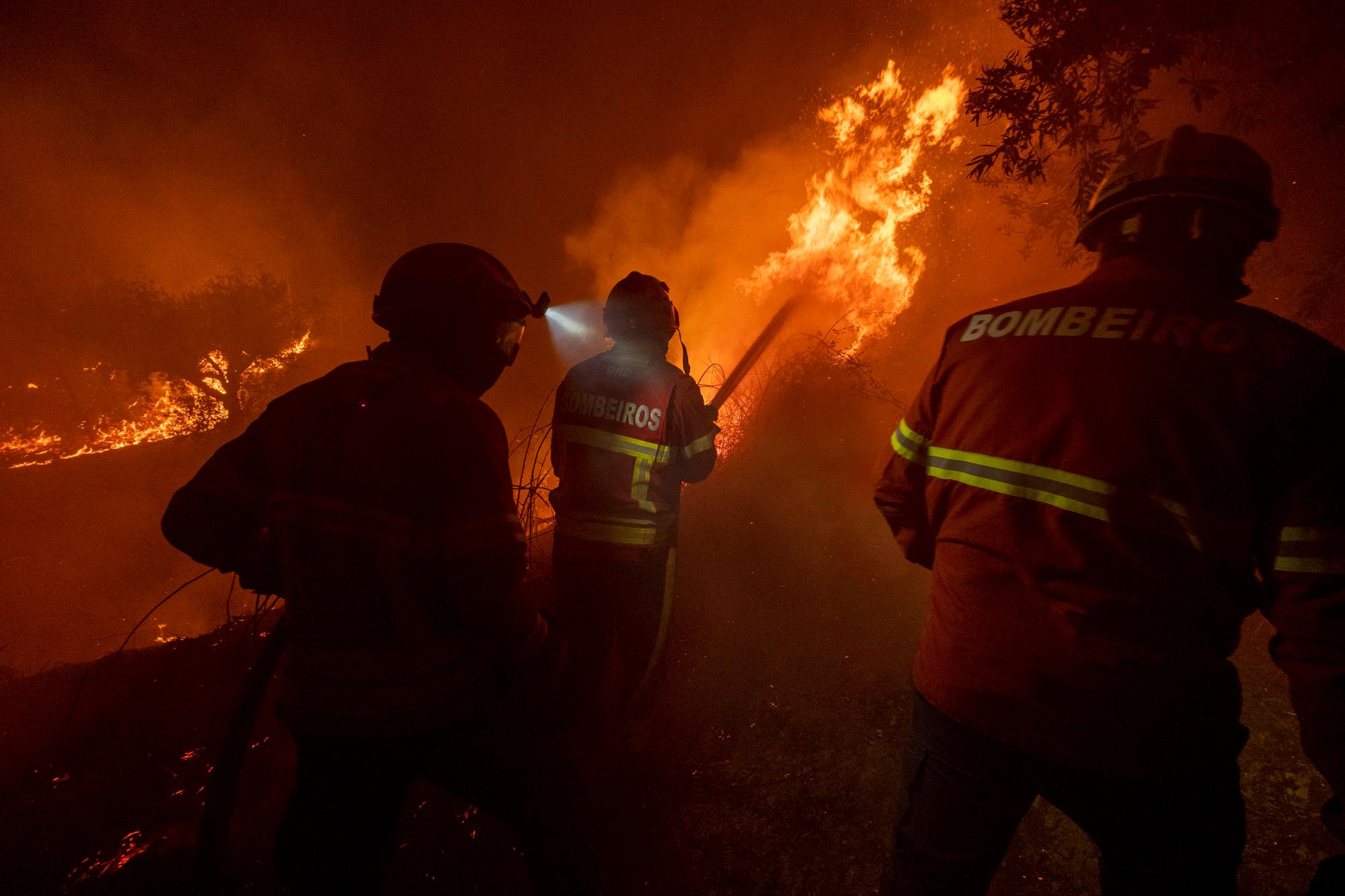 Los bomberos intentan extinguir un incendio forestal cerca de la aldea de Cardigos, en el centro de Portugal, el domingo 21 de julio de 2019. Unos 1.800 bomberos luchaban por contener los incendios en el centro de Portugal que ya han herido a 20 personas, incluidos ocho bomberos, dijeron las autoridades el domingo.