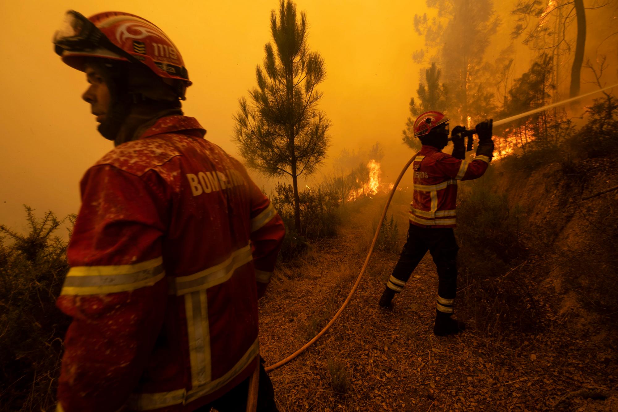 Los bomberos intentan apagar un incendio forestal en la aldea de Chaveira, cerca de Macao, en el centro de Portugal el lunes 22 de julio de 2019. Más de 1,000 bomberos están luchando contra un gran incendio en medio de altas temperaturas en Portugal, donde los incendios forestales destruyen cada verano. Según el comandante de la Agencia de Protección Civil local, alrededor del 90% del área de incendios en el distrito de Castelo Branco, a 200 kilómetros (125 millas) al noreste de la capital, Lisboa, se ha puesto bajo control durante temperaturas más frías durante la noche.