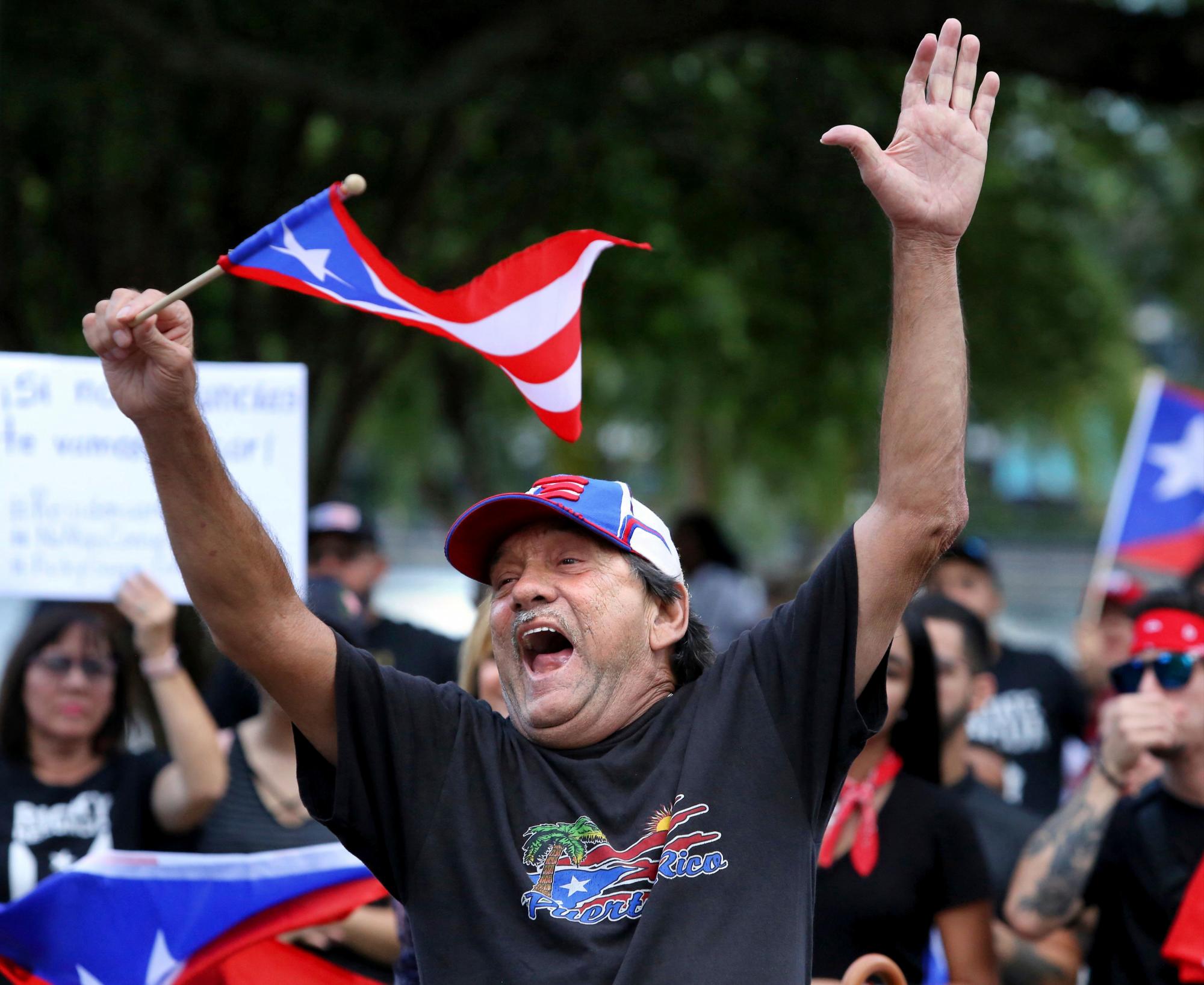 Los manifestantes se reúnen en el parque Lake Eola en el centro de Orlando, Florida, el lunes 22 de julio de 2019, en apoyo a los puertorriqueños y su demanda de que su gobernador Ricardo Rossello renuncie de inmediato. 