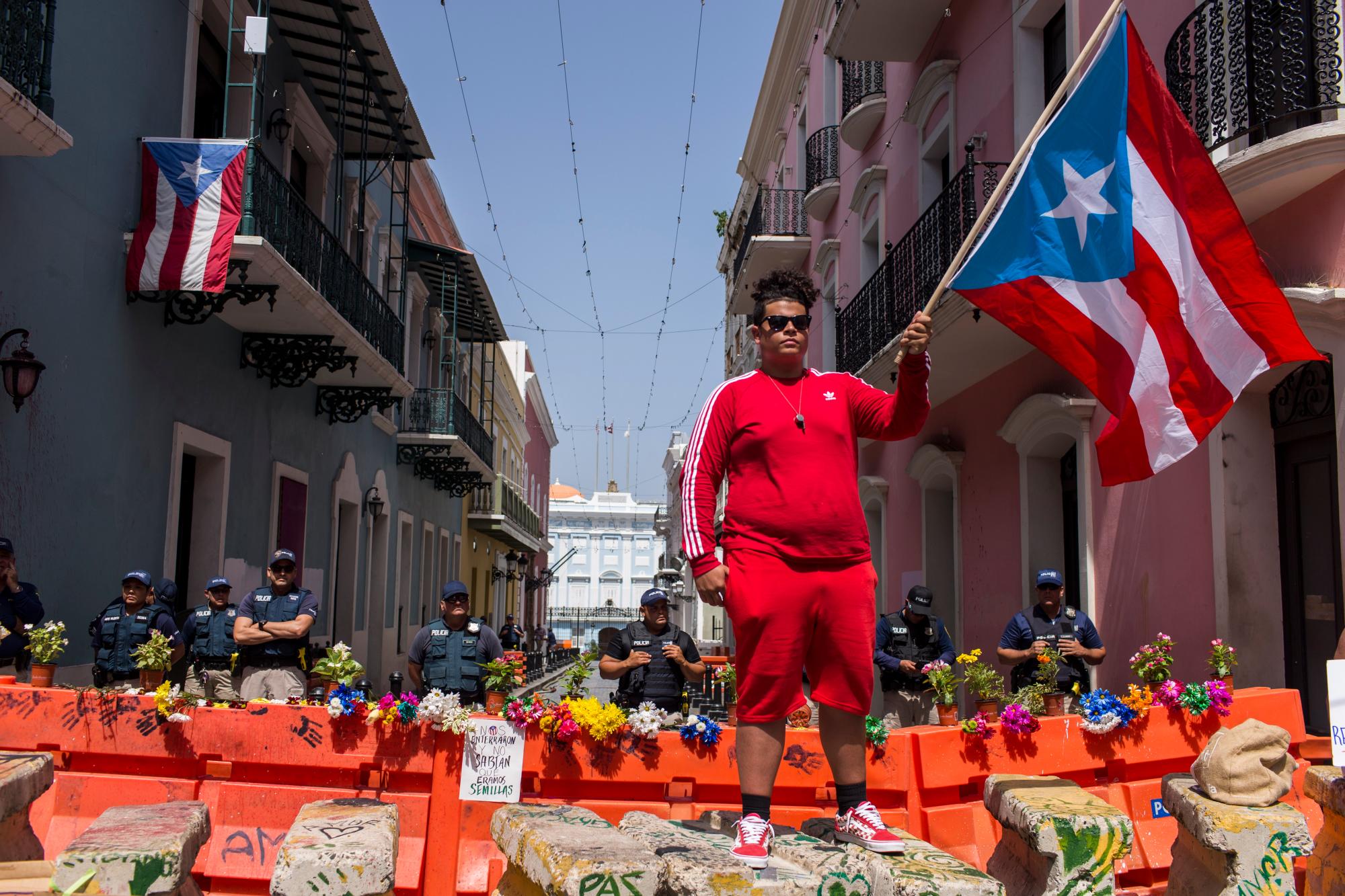 Un manifestante ondea una bandera puertorriqueña afuera de la mansión del gobernador en San Juan, Puerto Rico, el miércoles 24 de julio de 2019. 