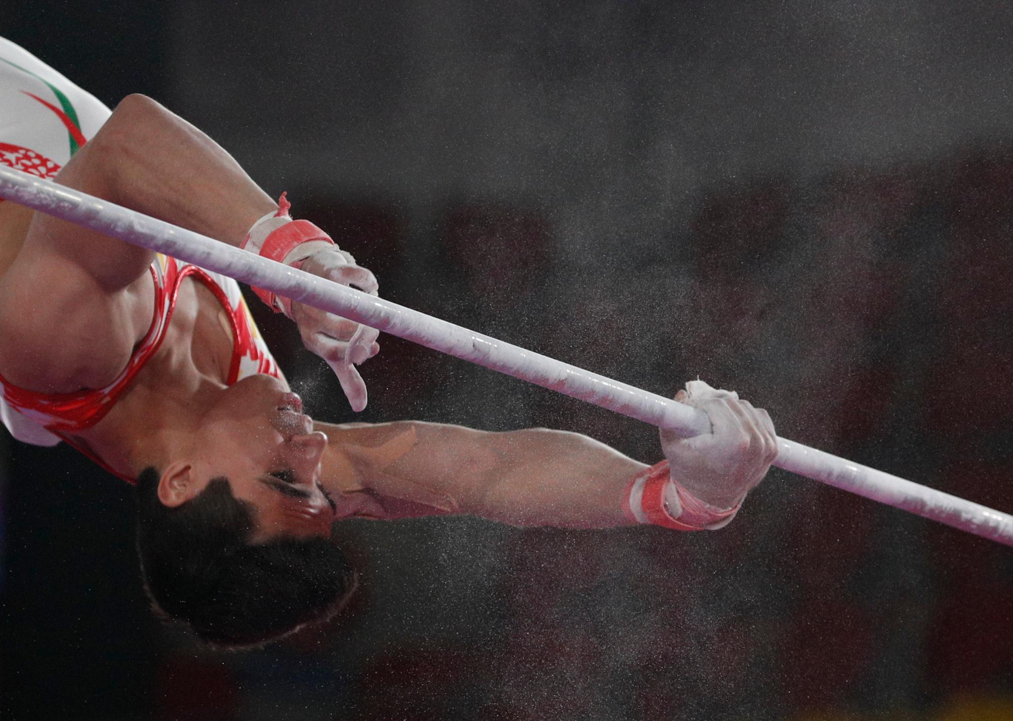 Daniel Corral de México compite en la barra horizontal en la clasificación de gimnasia masculina y la final del equipo en los Juegos Panamericanos en Lima, Perú, el domingo 28 de julio de 2019. 