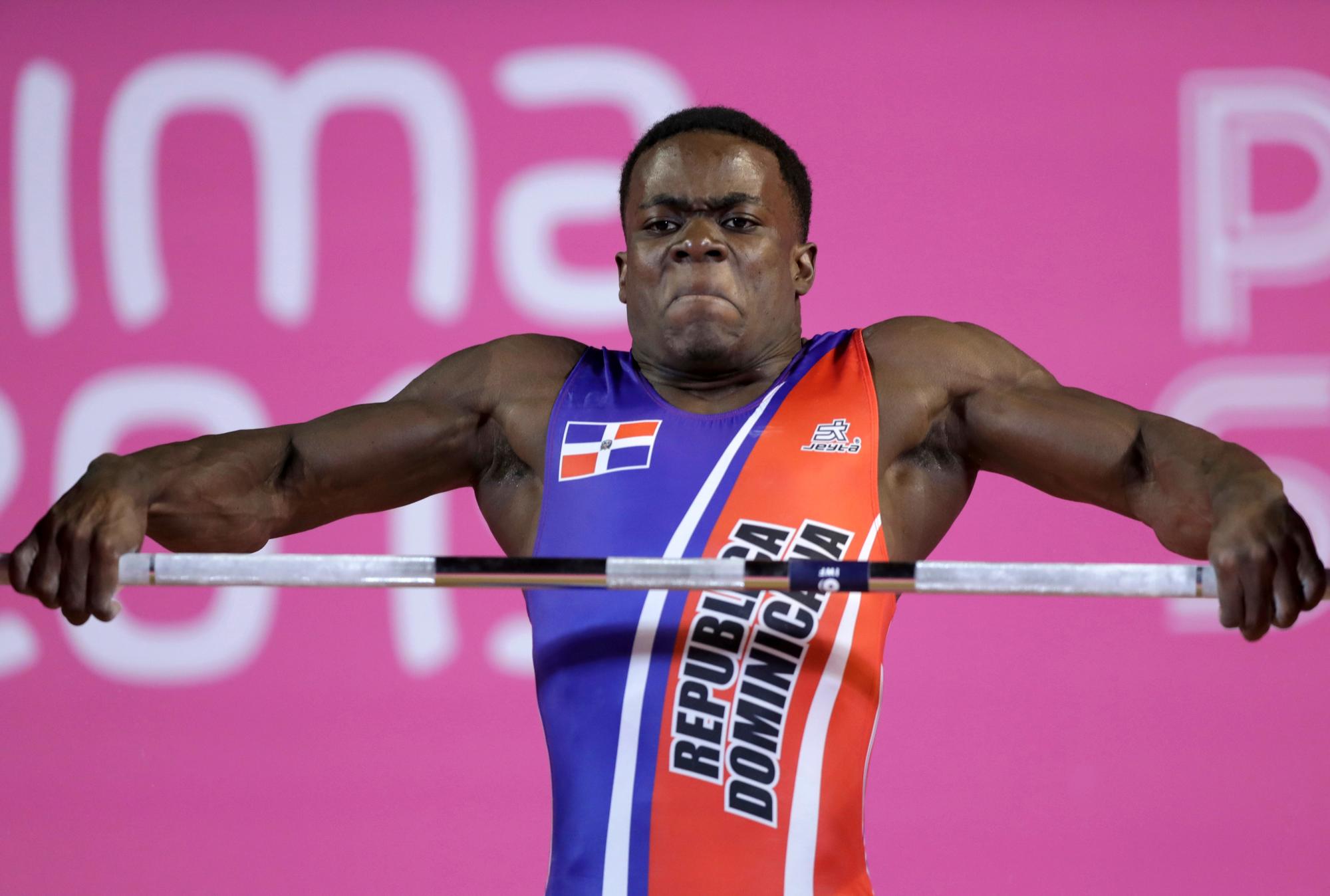 Zacarias Bonnat de la República Dominicana compite en el evento de levantamiento de pesas de 81 kg masculino en los Juegos Panamericanos en Lima, Perú, el domingo 28 de julio de 2019.