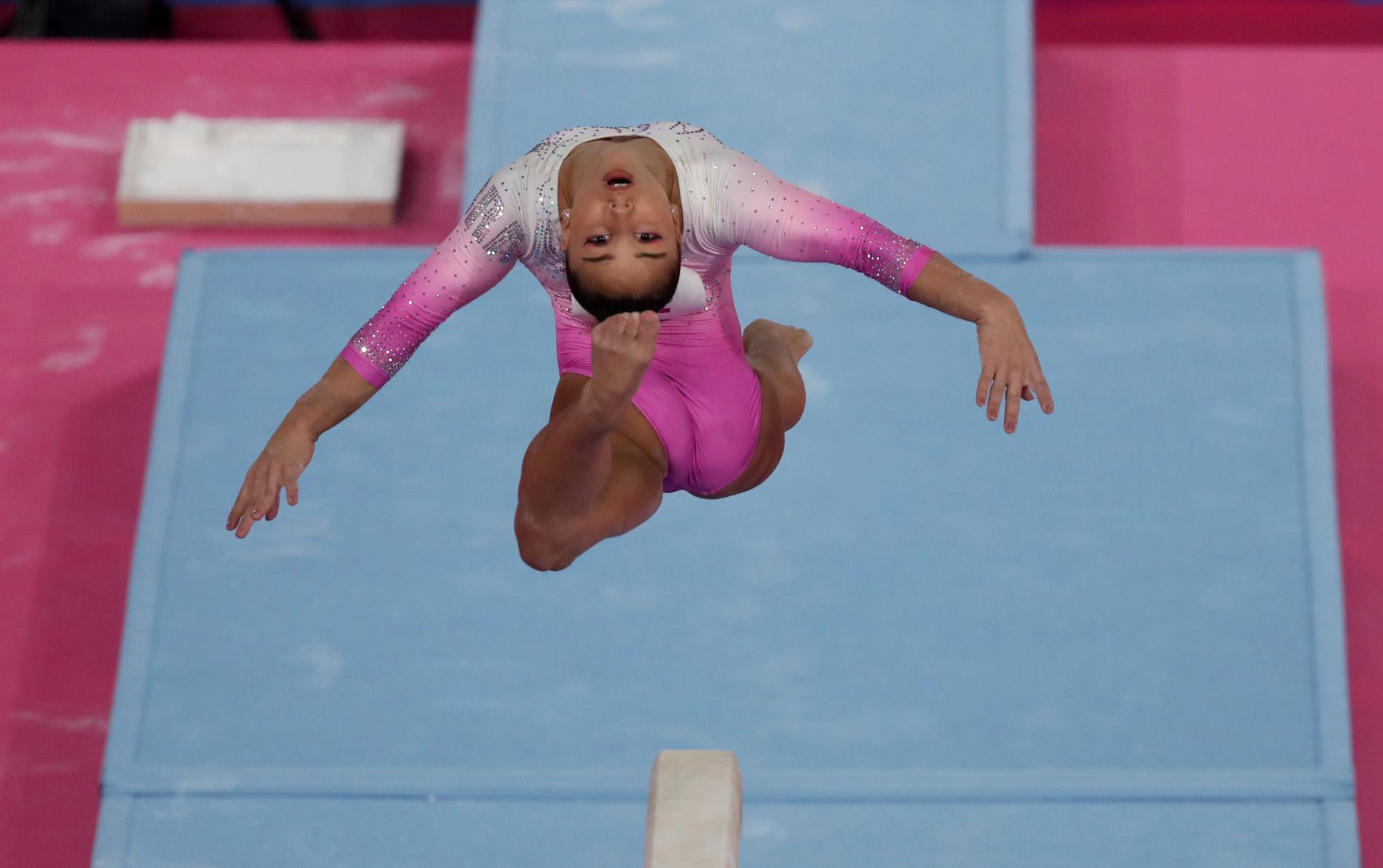 Flavia Saraiva de Brasil compite en la viga para ganar la medalla de bronce en la gimnasia artística individual femenina en los Juegos Panamericanos en Lima, Perú, el lunes 29 de julio de 2019. 