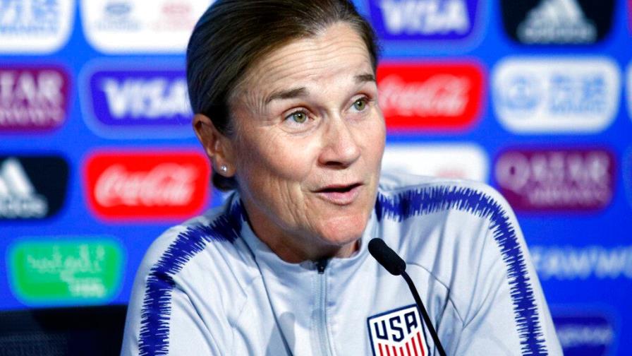 Renuncia entrenadora de la selección de fútbol EEUU