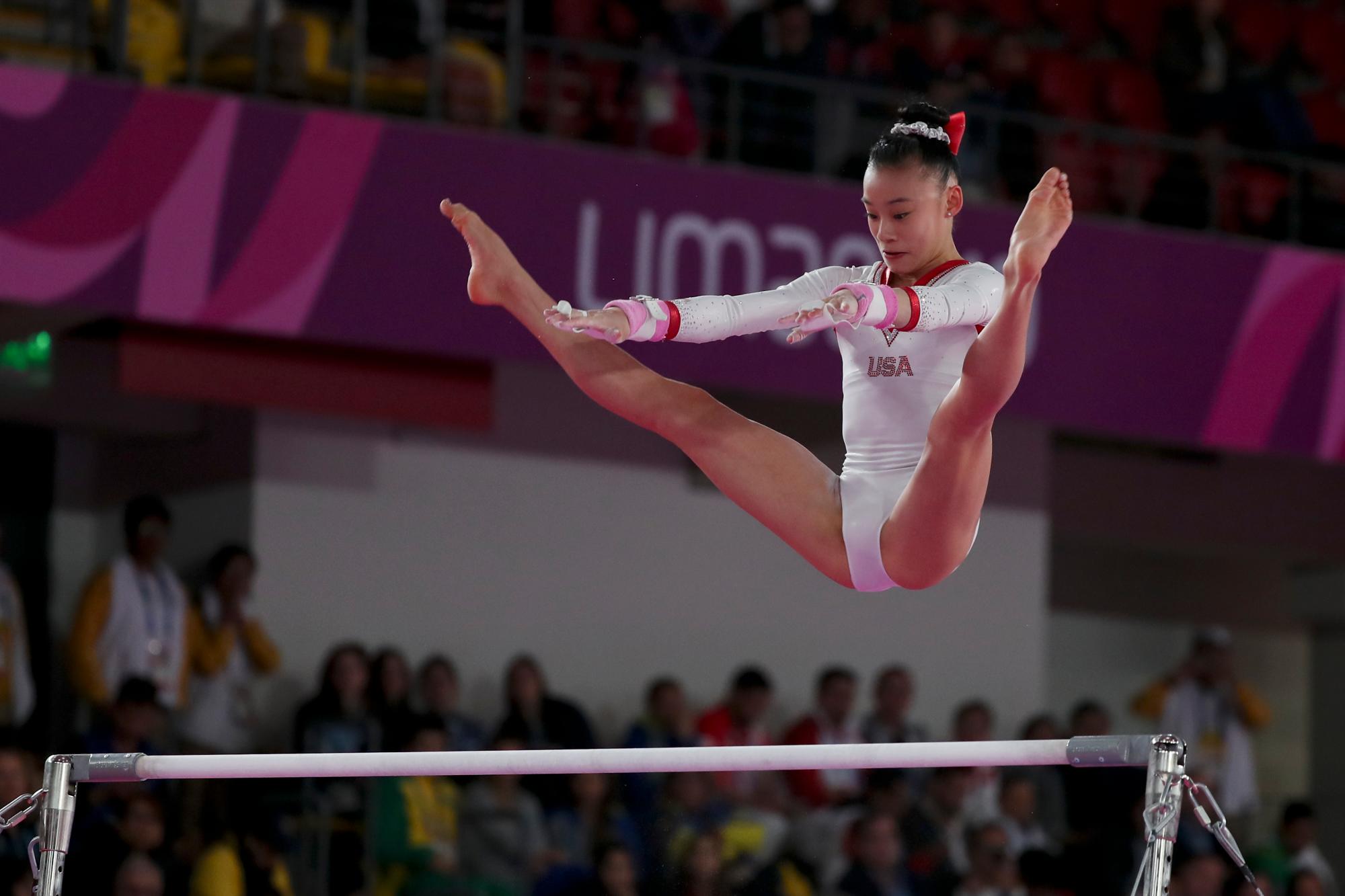 Leanne Wong, de Estados Unidos, compite para ganar la medalla de plata en la final de bares asimétricos femeninos en la gimnasia artística durante los Juegos Panamericanos en Lima, Perú, el martes 30 de julio de 2019. 