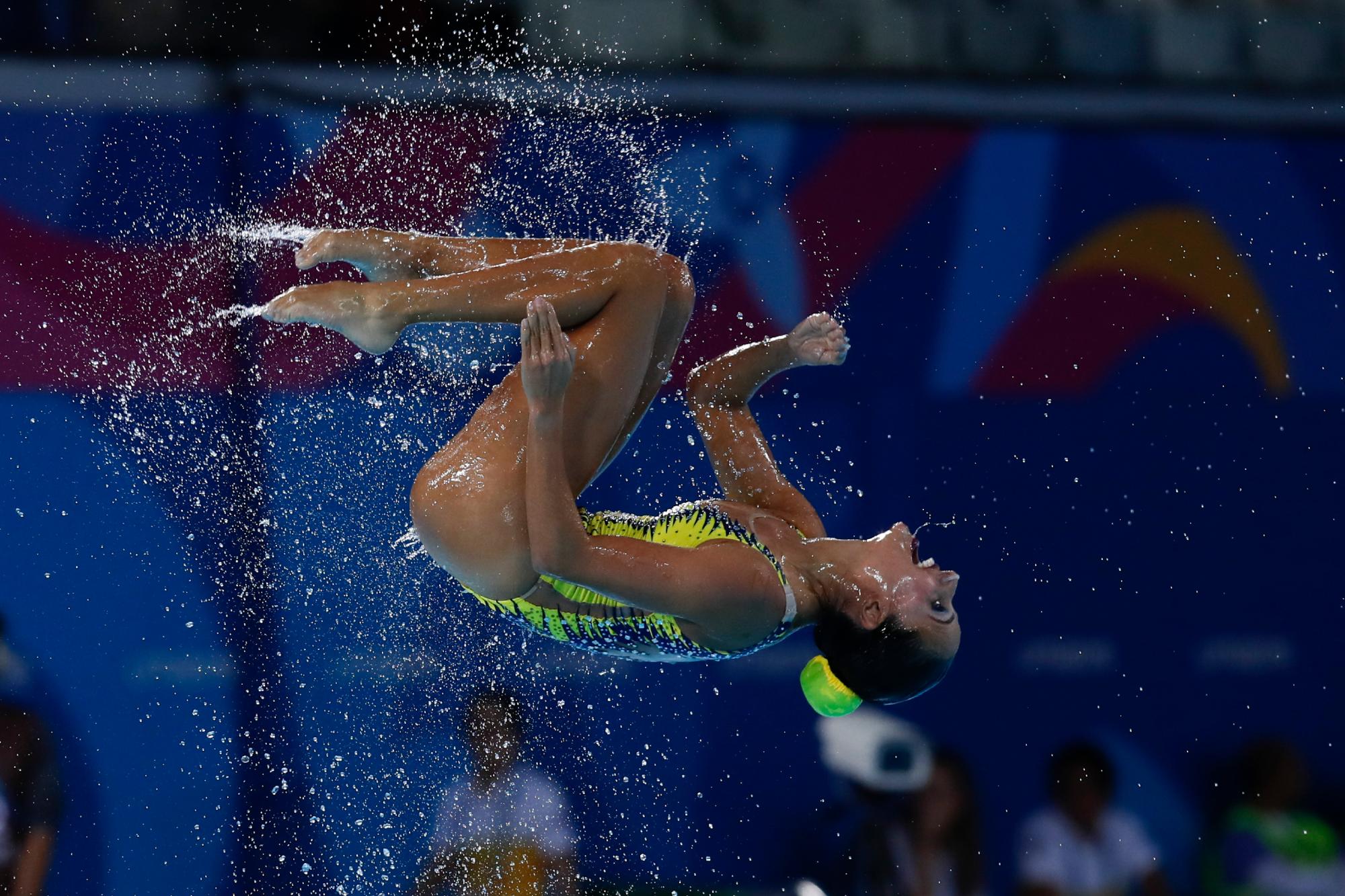 Un miembro del equipo de natación artística de Colombia compite en el evento de rutina gratuito en los Juegos Panamericanos en Lima, Perú, el miércoles 31 de julio de 2019. 