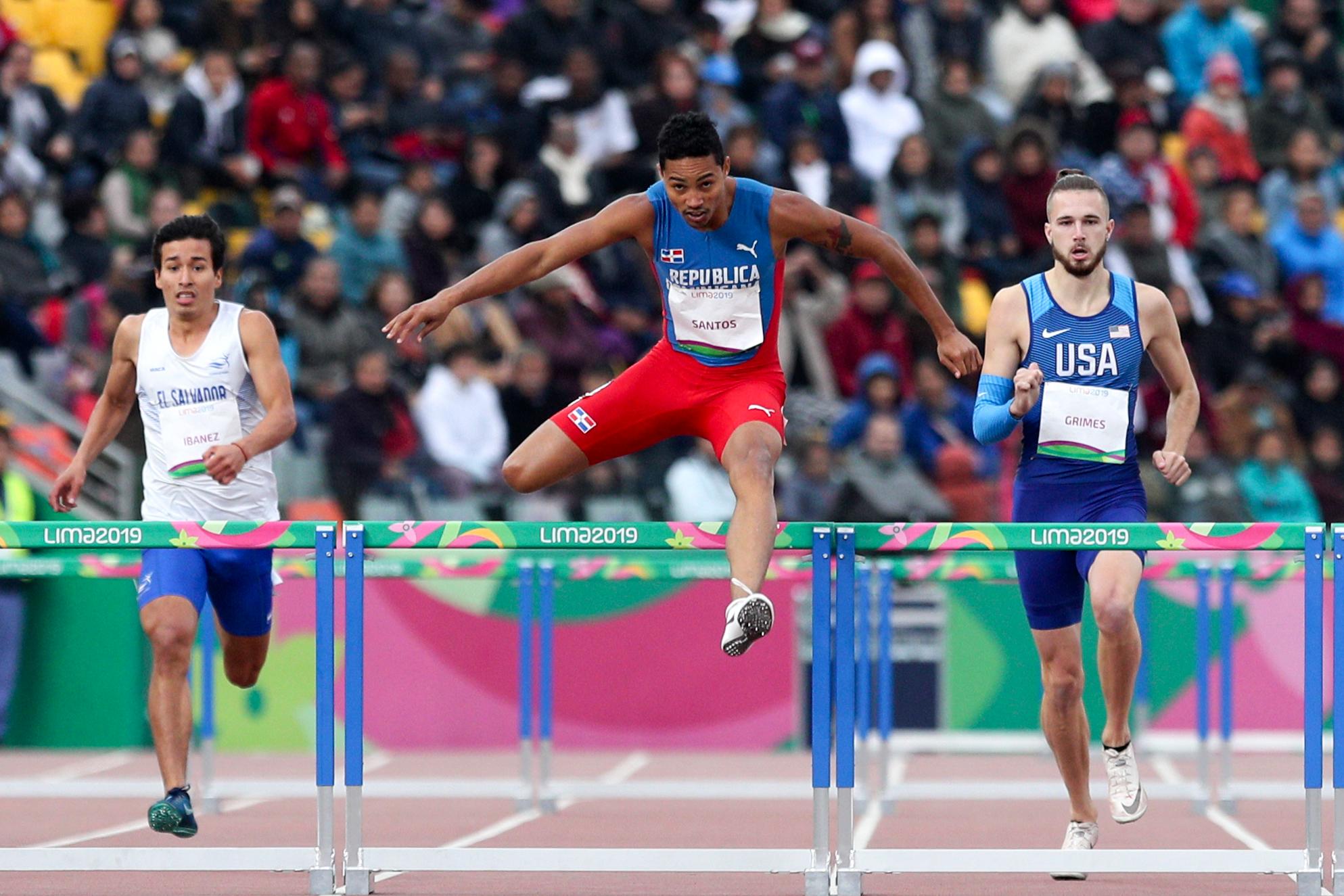 Juander Santos, de República Dominicana, supera el último obstáculo para ganar una eliminatoria en los obstáculos de 400 m masculinos durante el atletismo en los Juegos Panamericanos en Lima, Perú, el martes 6 de agosto de 2019. 