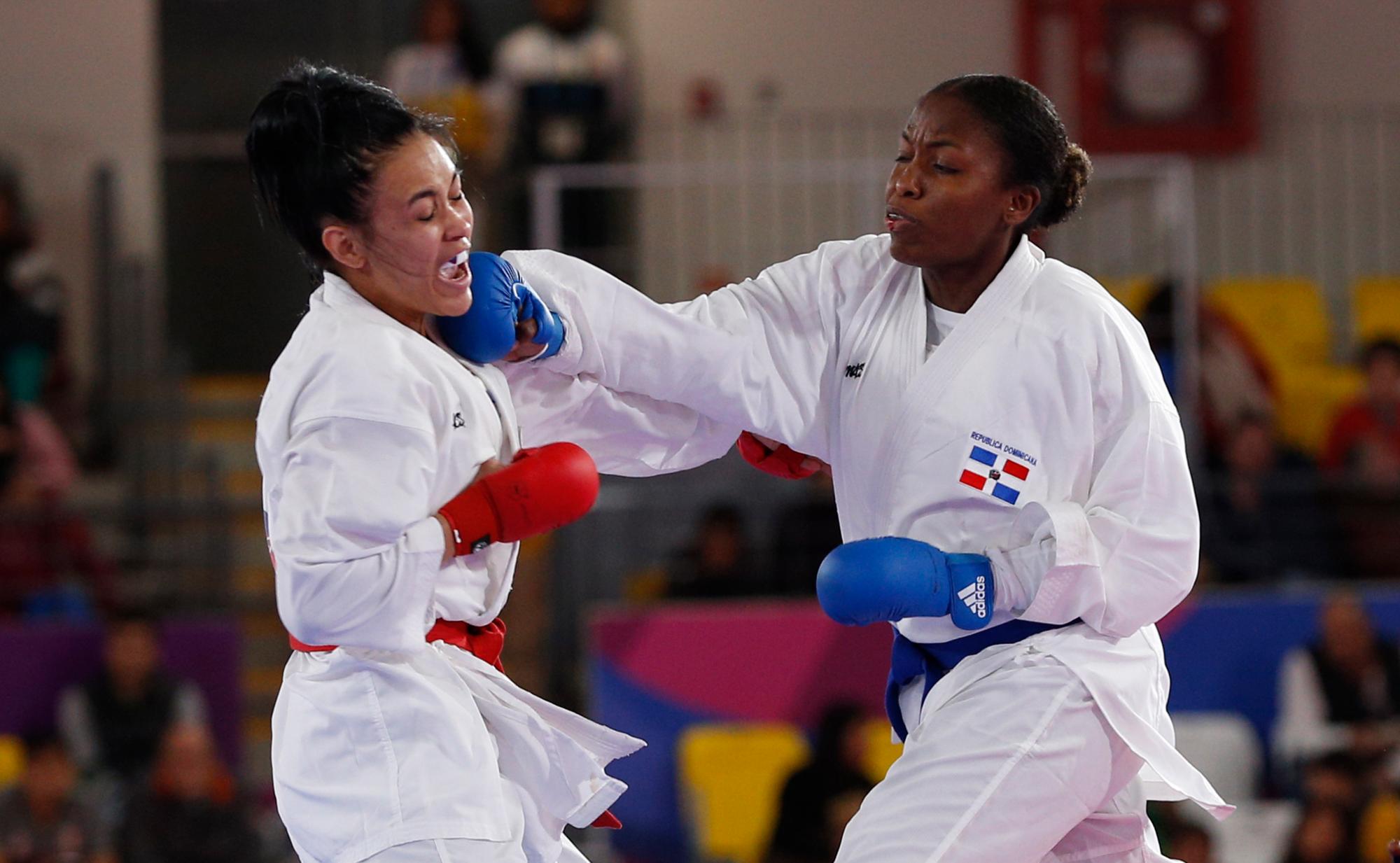 Pamela Rodríguez, de República Dominicana, a la derecha, y Omaira Molina, de Venezuela, compiten en un karate femenino por debajo de - 68 kg de medalla de oro en los Juegos Panamericanos de Lima, Perú, el domingo 11 de agosto de 2019. 
