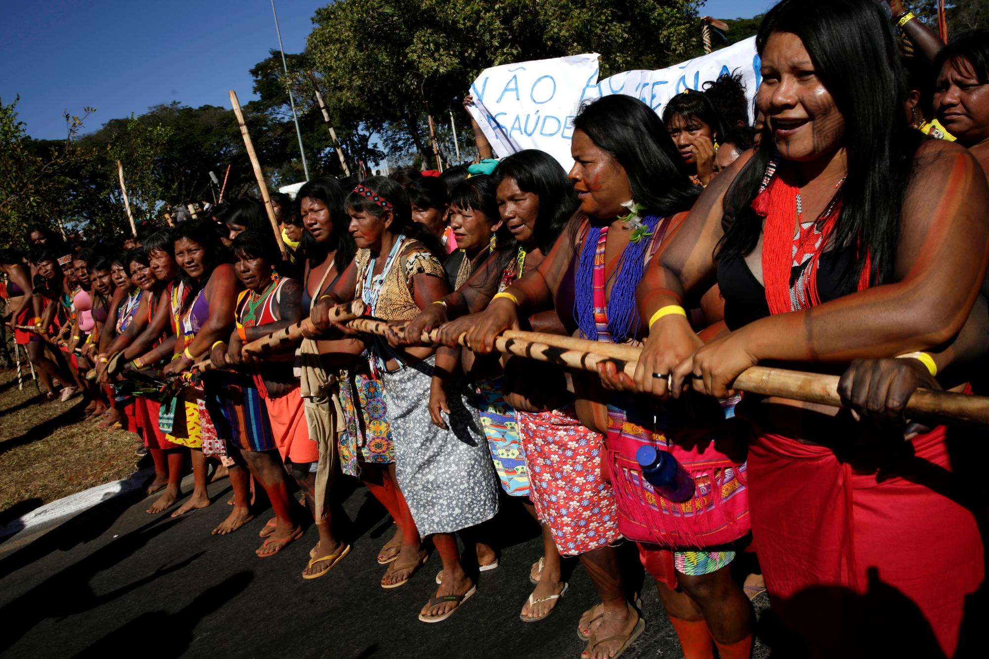 Las mujeres indígenas se unen en la Marcha de la Salud de las Mujeres Indígenas, en Brasilia, Brasil, el lunes 12 de agosto de 2019. Las mujeres indígenas con atuendos tradicionales y caras pintadas participan en un campamento de varios días en Brasilia con el objetivo de resaltar los problemas de los derechos indígenas.