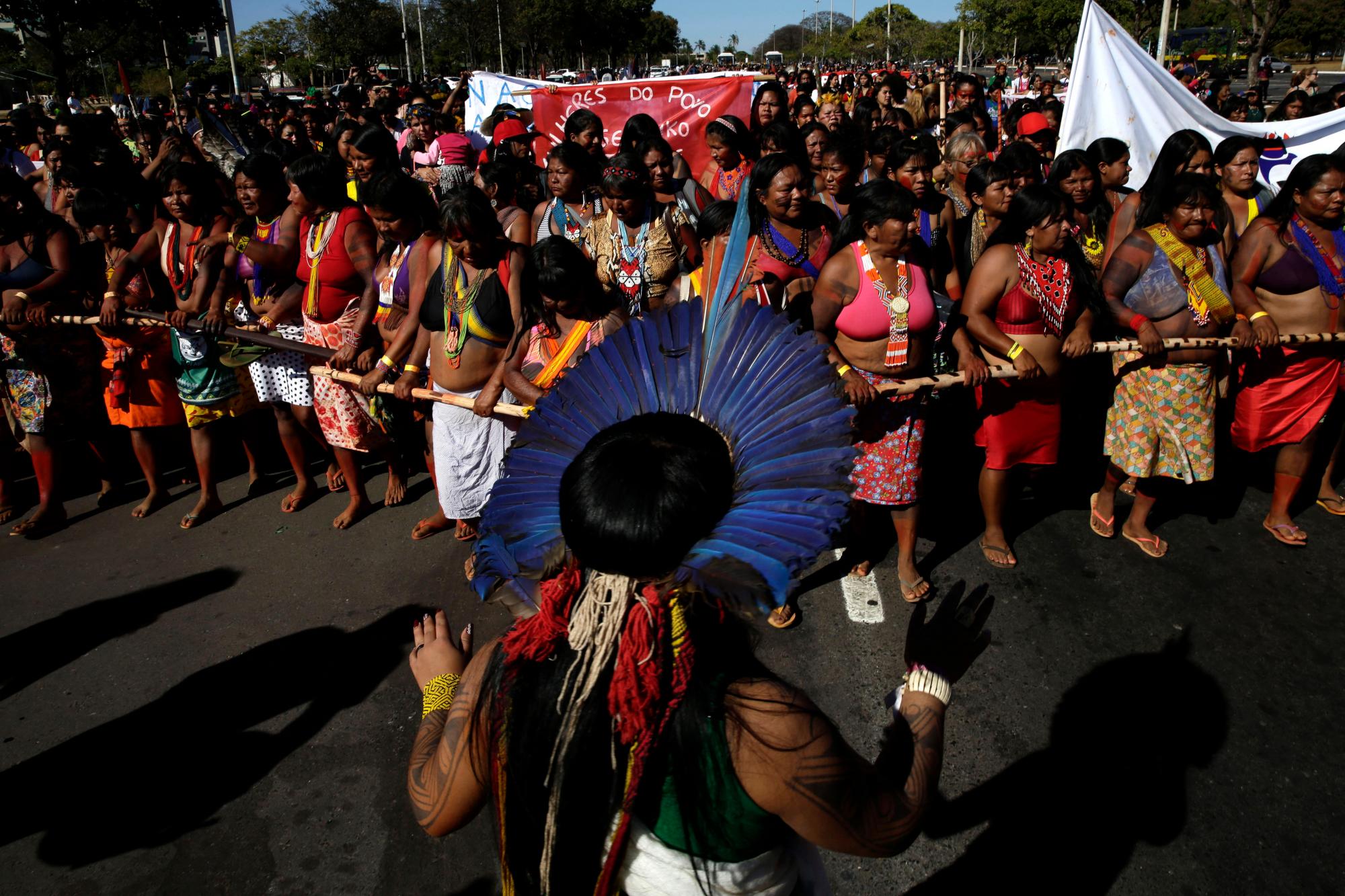 Las mujeres indígenas participan en la Marcha de la Salud de las Mujeres Indígenas, en Brasilia, Brasil, el lunes 12 de agosto de 2019. Las mujeres indígenas con vestimenta tradicional y caras pintadas participan en un campamento de varios días en Brasilia con el objetivo de resaltar los problemas de los derechos indígenas. 