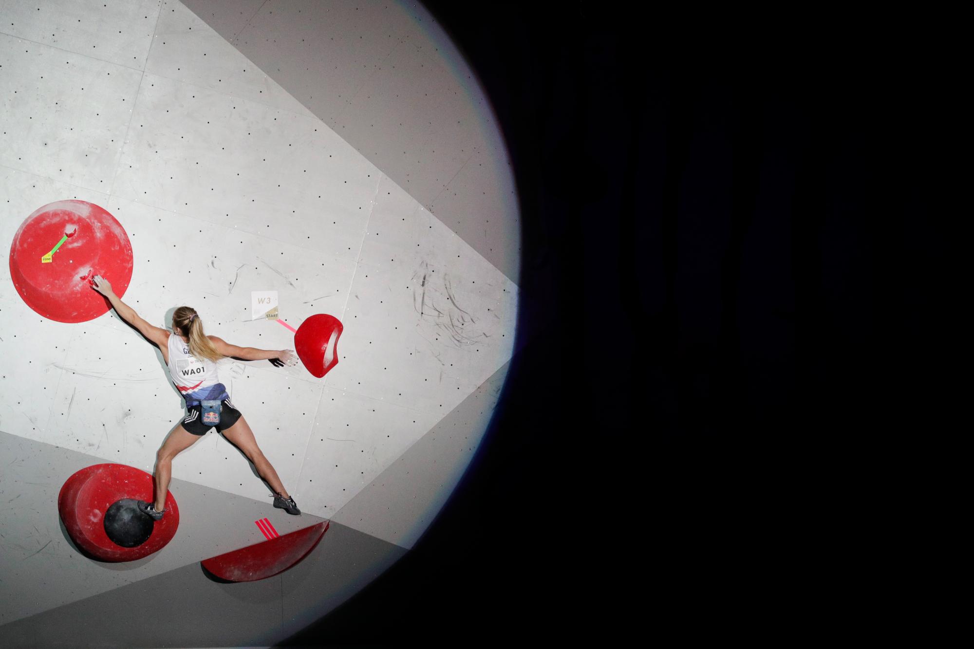 En esta foto del 13 de agosto de 2019, Shauna Coxsey, de Gran Bretaña, compite en la final femenina de boulder en el Campeonato Mundial de la Federación Internacional de Escalada Deportiva, en Tokio. 