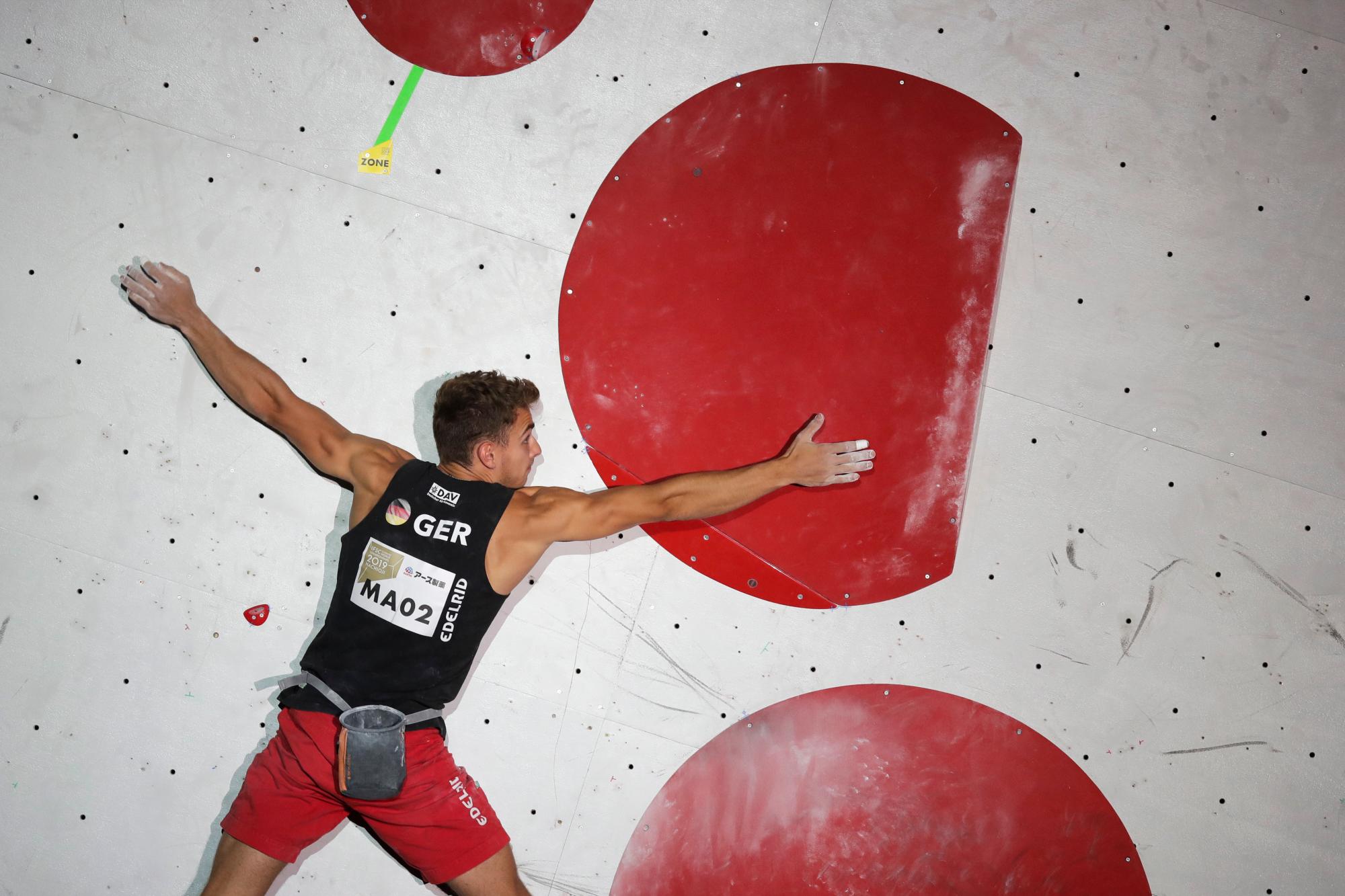 Yannick Flohe de Alemania compite en la final masculina de boulder en el Campeonato Mundial de la Federación Internacional de Escalada Deportiva el martes 13 de agosto de 2019 en Tokio. 