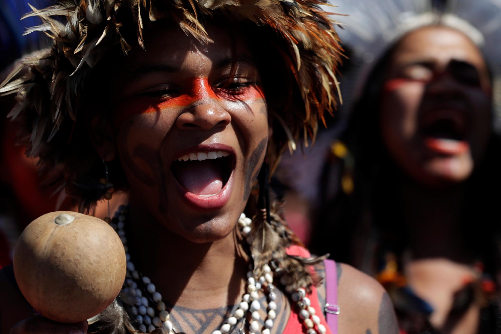 Las mujeres indígenas gritan consignas durante una Marcha de Mujeres Indígenas, en Brasilia, Brasil, el martes 13 de agosto de 2019. Cientos de mujeres indígenas llegaron a la capital de Brasil para protestar por las políticas del presidente Jair Bolsonaro. 
