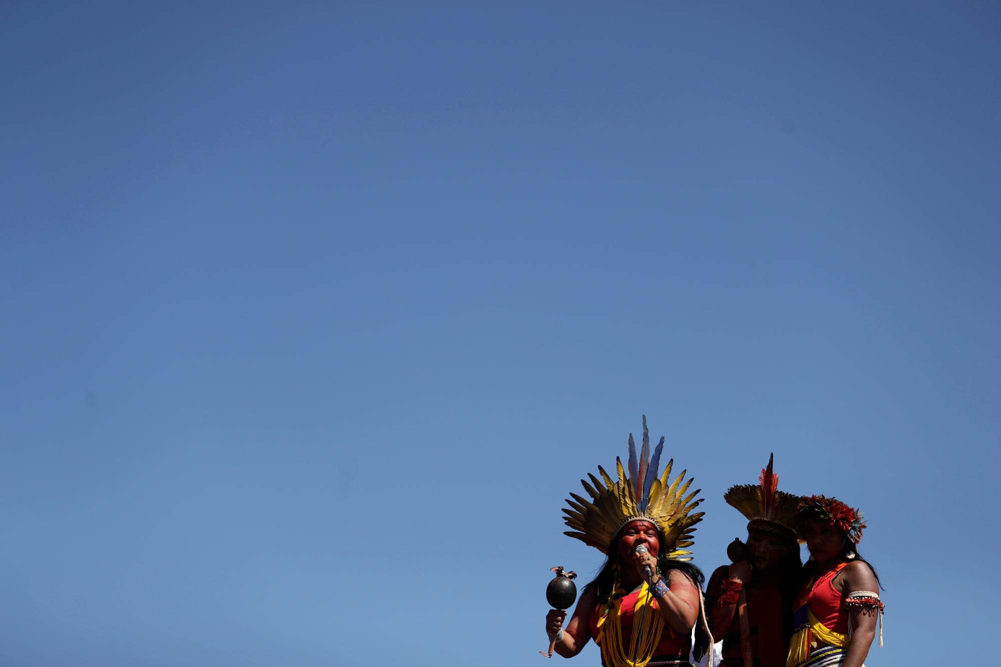 La líder indígena Sonia Guajajara, izquierda, habla durante una Marcha de Mujeres Indígenas, en Brasilia, Brasil, el martes 13 de agosto de 2019. Cientos de mujeres indígenas llegaron a la capital de Brasil para protestar por las políticas del presidente Jair Bolsonaro. 