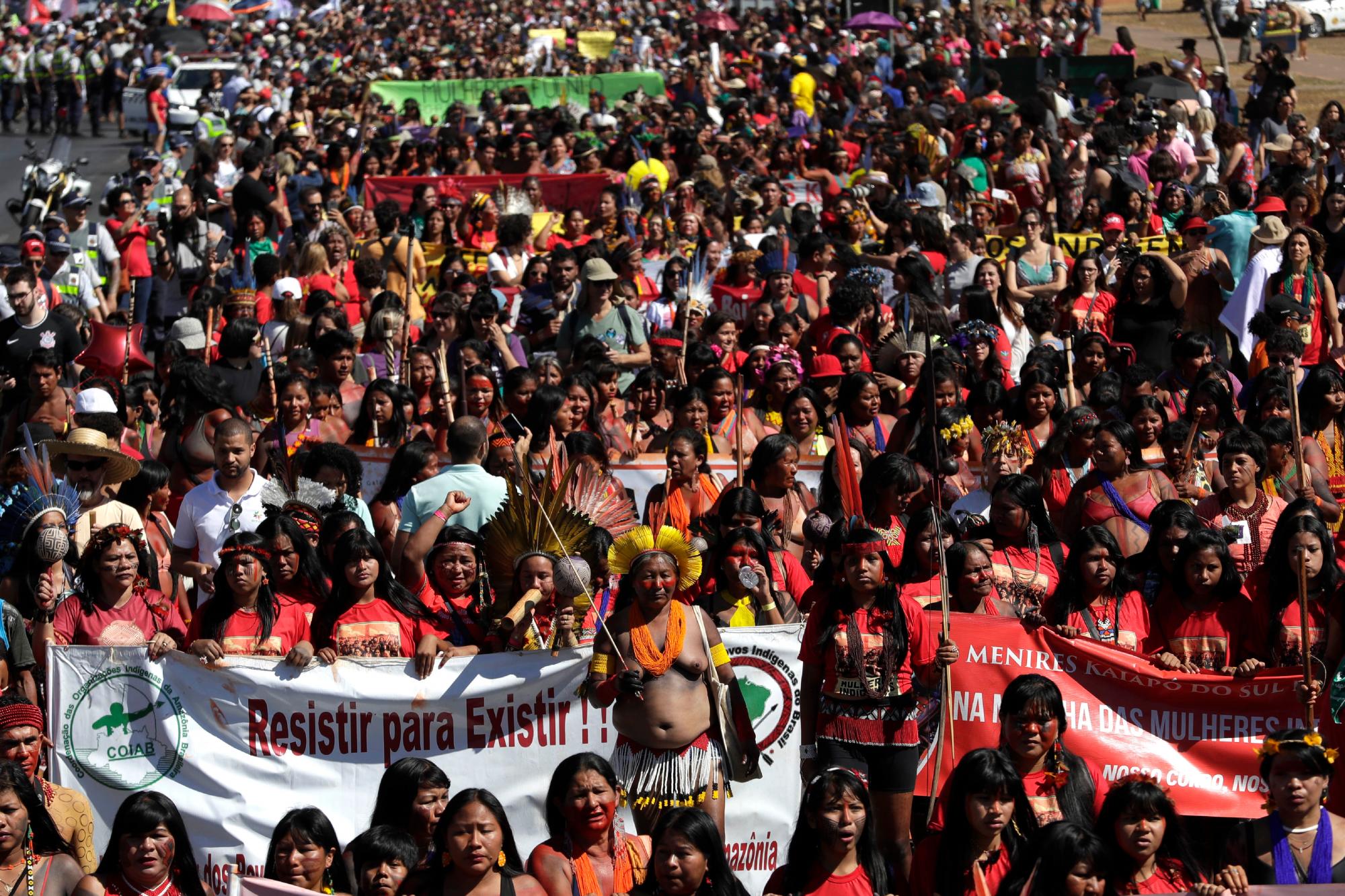 Las mujeres indígenas llenan las calles durante una Marcha de Mujeres Indígenas, en Brasilia, Brasil, el martes 13 de agosto de 2019. Cientos de mujeres indígenas llegaron a la capital de Brasil para protestar por las políticas del presidente Jair Bolsonaro. 
