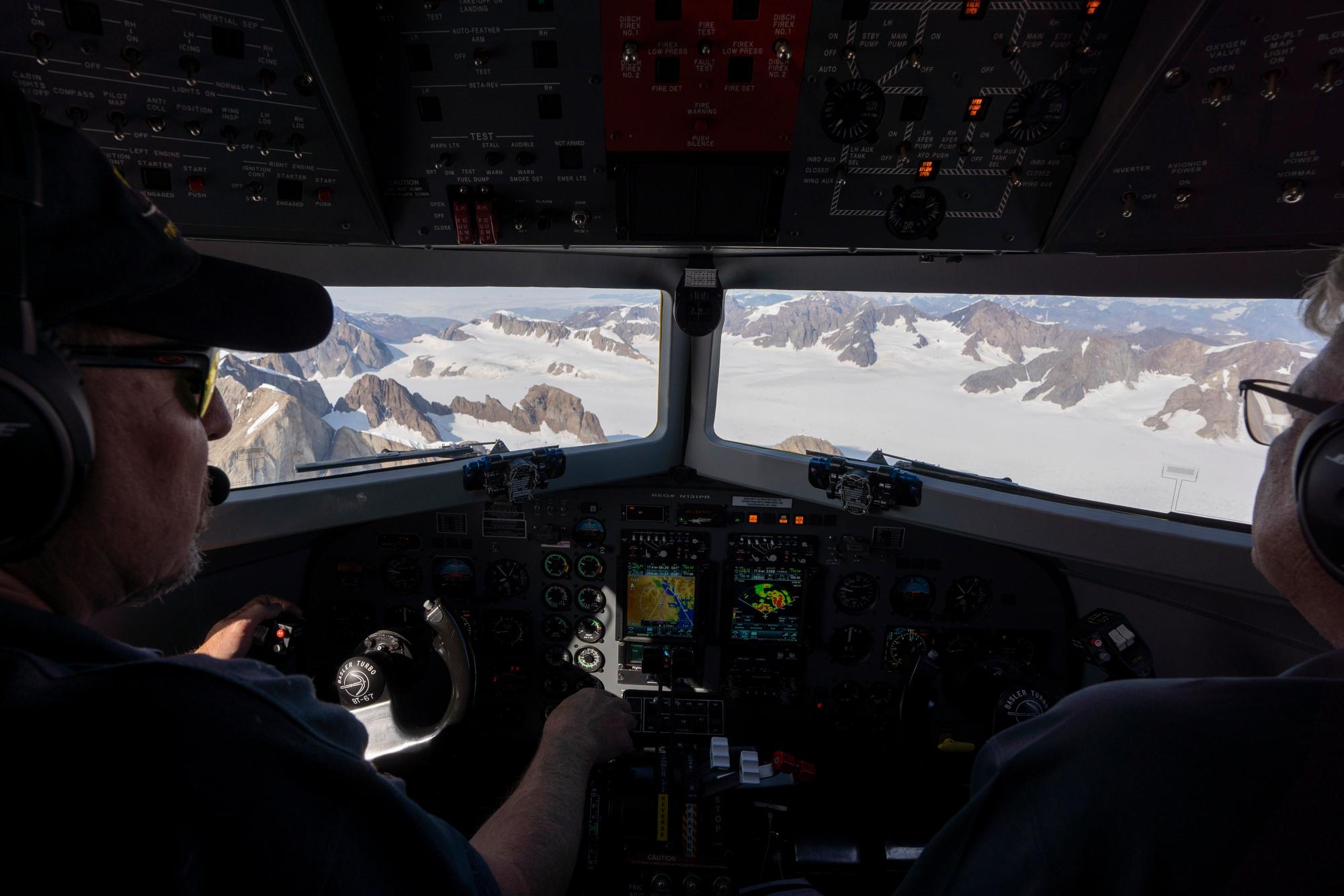 En esta foto tomada el miércoles 14 de agosto de 2019, los pilotos Andy Ferguson, a la izquierda, y Don Watrous, vuelan un avión que transportaba a científicos de la NASA en una misión para rastrear el derretimiento del hielo en el este de Groenlandia. Groenlandia se ha derretido más rápido en la última década y este verano, ha visto dos de los mayores derretimientos registrados desde 2012. 