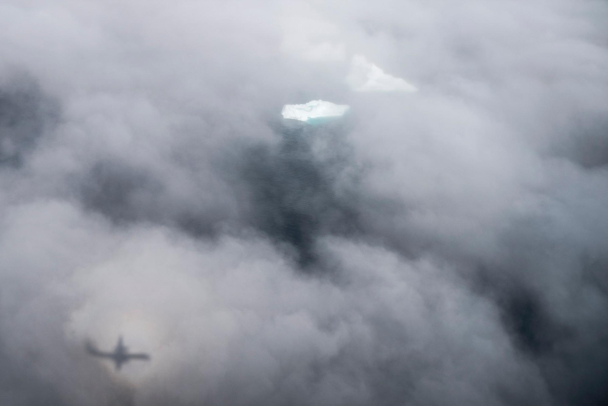 En esta foto tomada el miércoles 14 de agosto de 2019, los icebergs están cubiertos por nubes cerca de Kulusuk, Groenlandia. Groenlandia se ha derretido más rápido en la última década y este verano, ha visto dos de los derretimientos más grandes registrados desde 2012. 