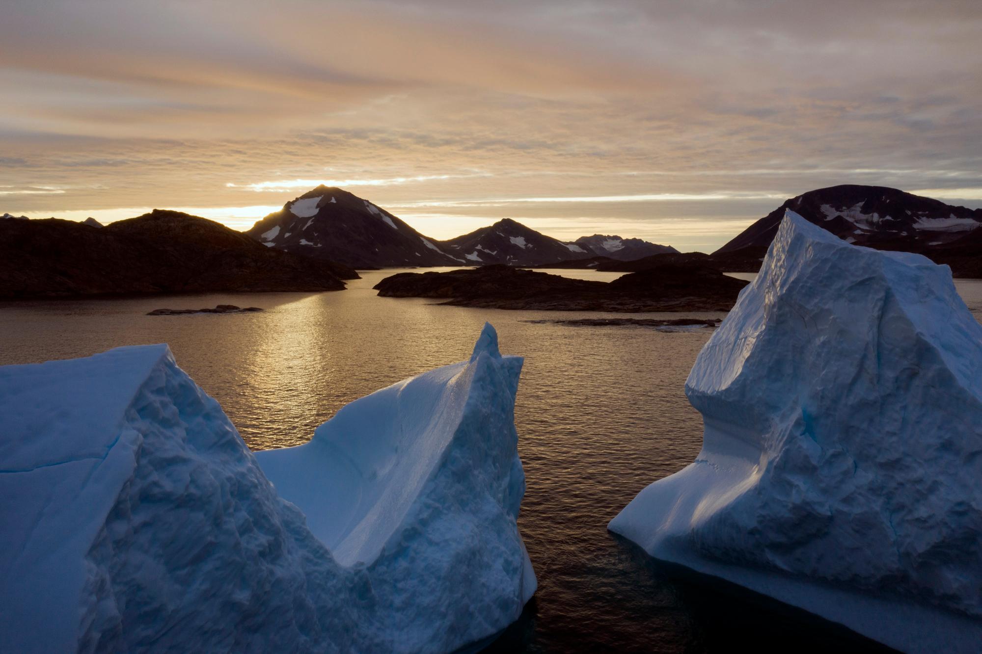 Una vista aérea de los grandes Icebergs flotando cuando sale el sol cerca de Kulusuk, Groenlandia, el viernes 16 de agosto de 2019. Groenlandia se ha derretido más rápido en la última década y este verano, ha visto dos de los derretimientos más grandes registrados desde 2012. 