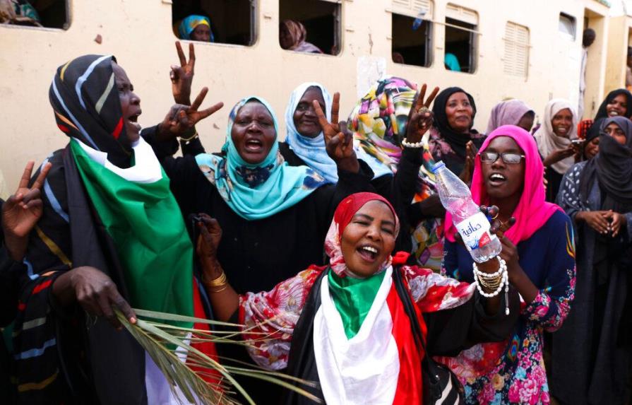 Sudán ratifica un acuerdo histórico de transición hacia un poder civil
