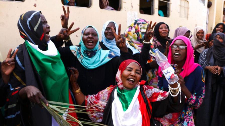 Sudán ratifica un acuerdo histórico de transición hacia un poder civil