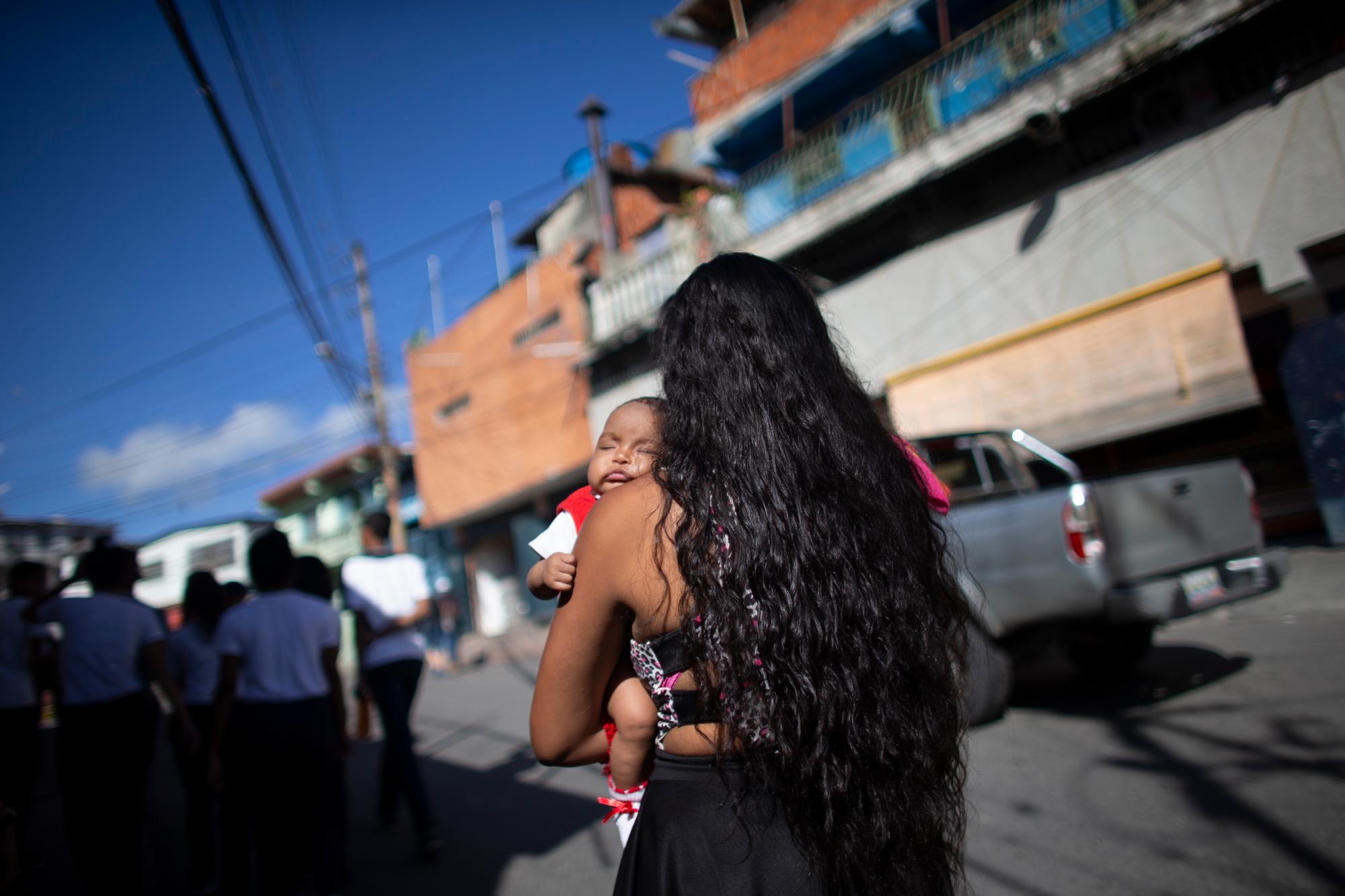 La crisis empuja a las venezolanas a la “maternidad forzada”