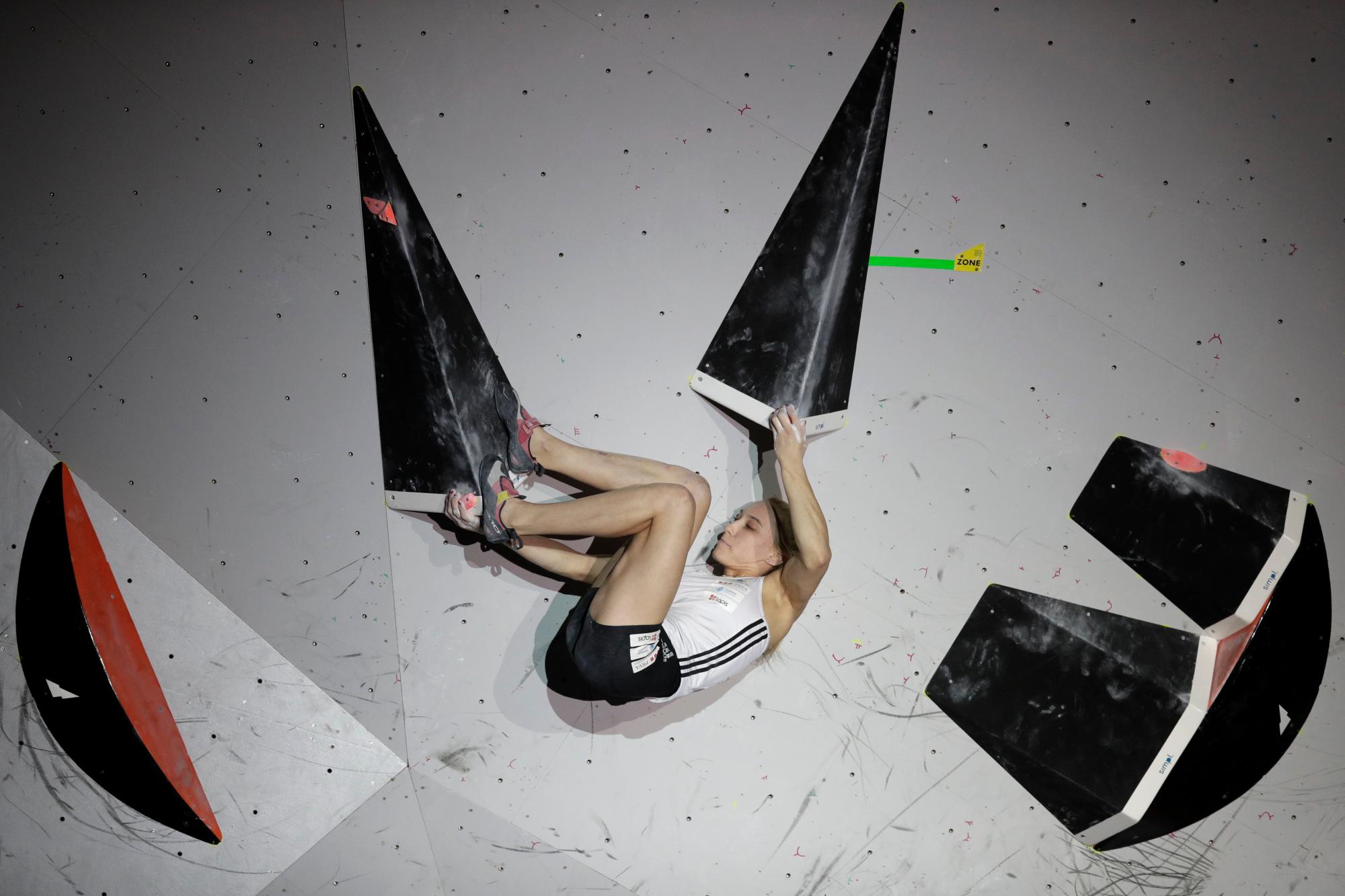 Janja Garnbret de Eslovenia compite durante la final femenina combinada de boulder en el Campeonato Mundial de la Federación Internacional de Escalada Deportiva el martes 20 de agosto de 2019 en Tokio. 