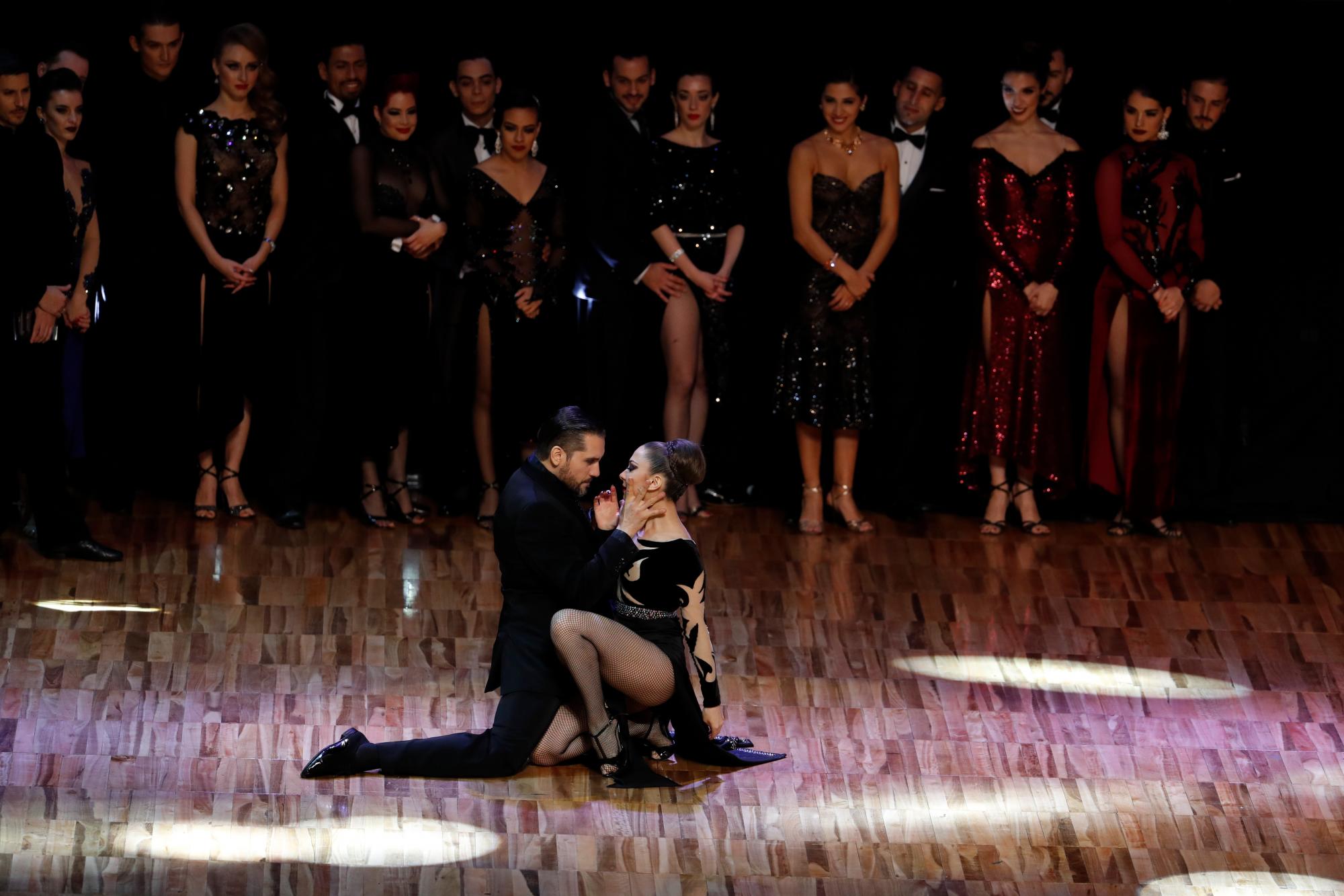 Fernando Rodríguez y Estefanía Gómez compiten en la final de la categoría Etapa en el Campeonato Mundial de Tango Dance anual en Buenos Aires, Argentina, el miércoles 21 de agosto de 2019. La pareja quedó en primer lugar. 