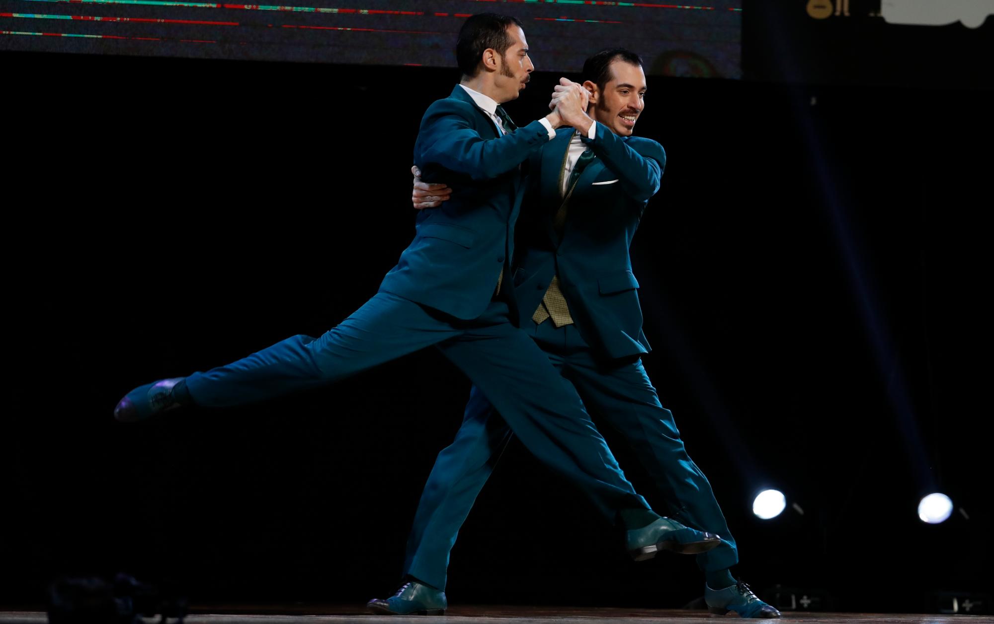 Nicolas y Germán Filipeli compiten en la final de la categoría Stage en el Campeonato Mundial de Tango Dance anual en Buenos Aires, Argentina, el miércoles 21 de agosto de 2019. Nicolas y Germán Filipeli quedaron en tercer lugar. 