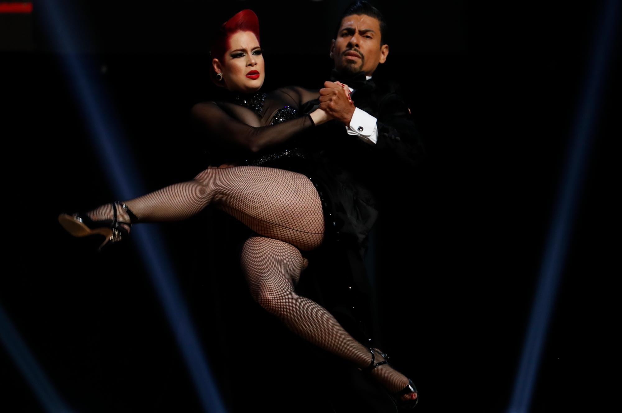 Andres Uran y Estefania Arango, de Colombia, compiten en la final de la categoría Stage en el Campeonato Mundial de Tango Dance anual en Buenos Aires, Argentina, el miércoles 21 de agosto de 2019. 