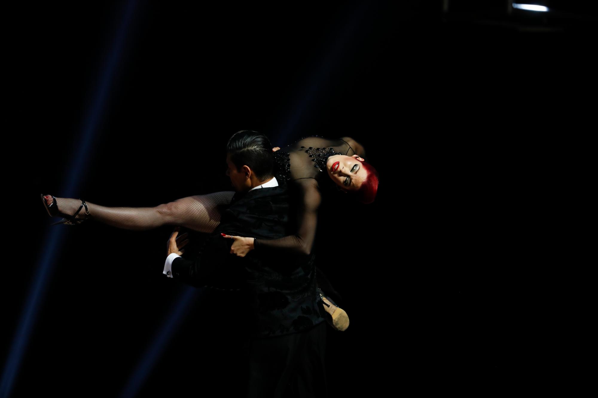 Andres Uran y Estefania Arango, de Colombia, compiten en la final de la categoría Stage en el Campeonato Mundial de Tango Dance anual en Buenos Aires, Argentina, el miércoles 21 de agosto de 2019. 
